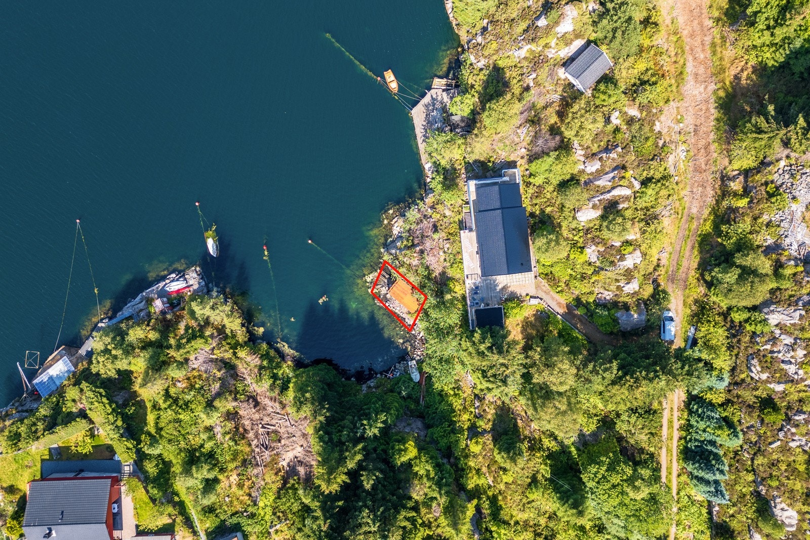 Nøstetomten har egen sti fra veien på oppsiden. Galleribilde