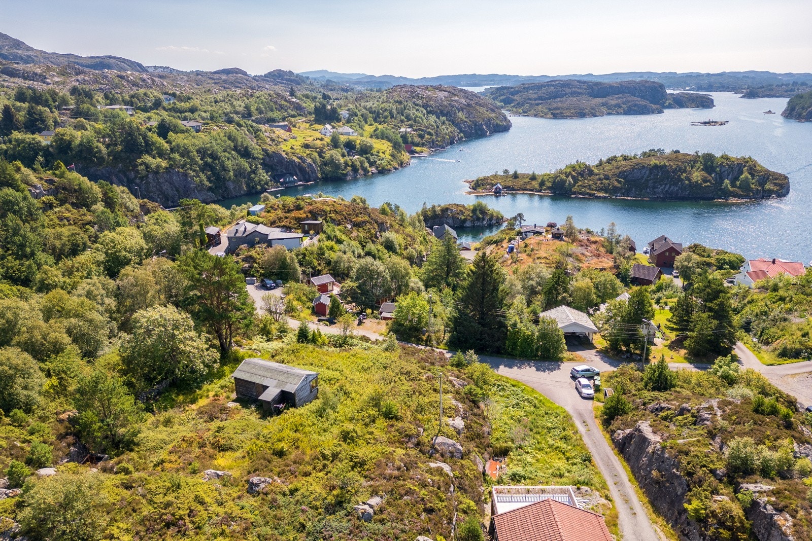 Idyllisk plassering på et høydedrag som gir svært gode sol- og utsiktsforhold. Galleribilde