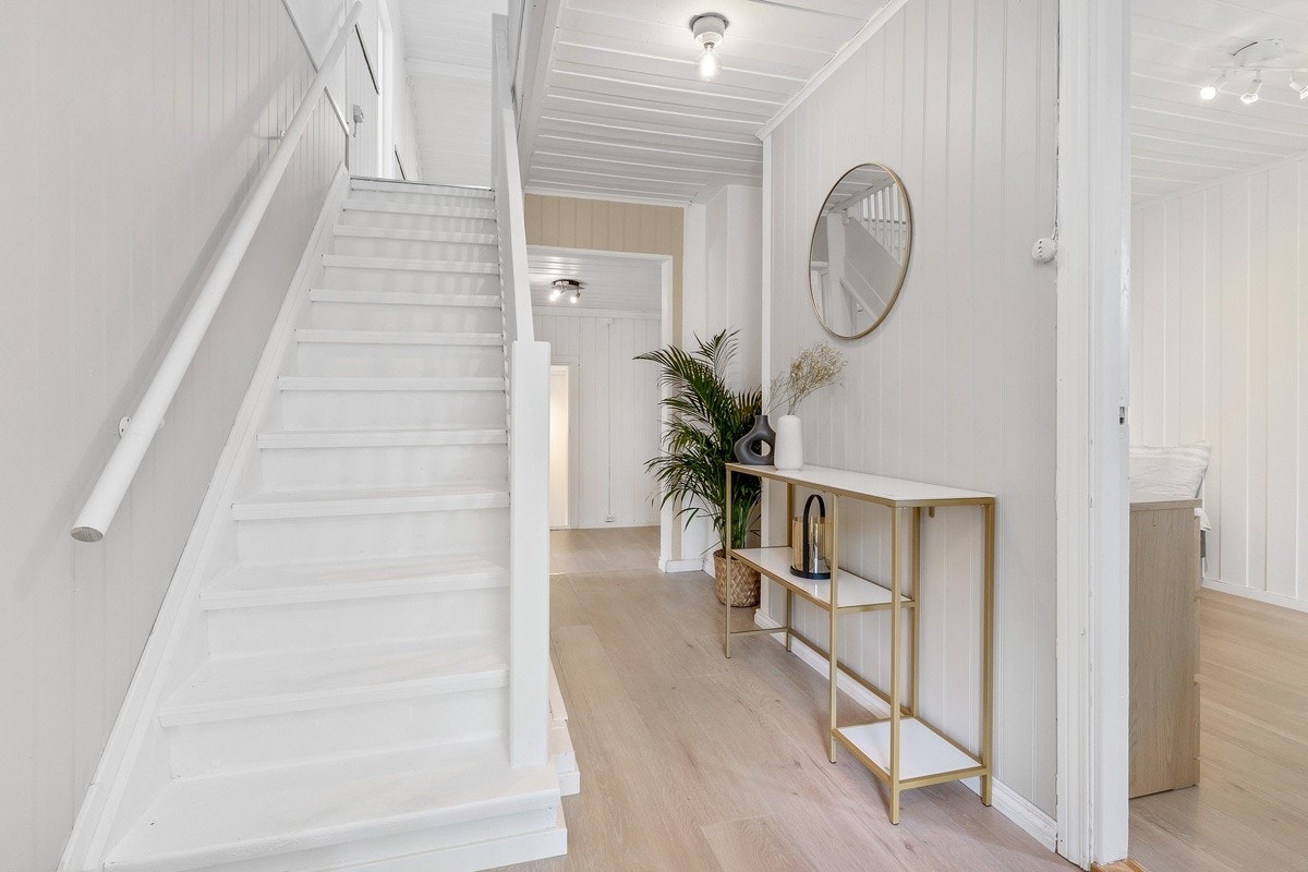 Velkommen inn til 1.etasje! Etasjen består av kjøkken, bad, spiseplass, 4 soverom, trapp opp til 2.etasje og trapp ned til TV-stuen. Galleribilde