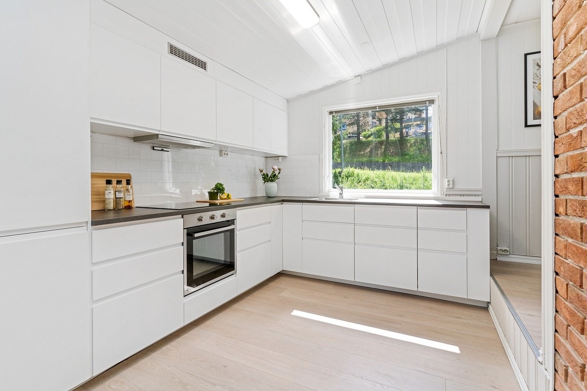 Kjøkkeninnredning fra IKEA med integrerte hvitevarer inkludert oppvaskmaskin. Galleribilde