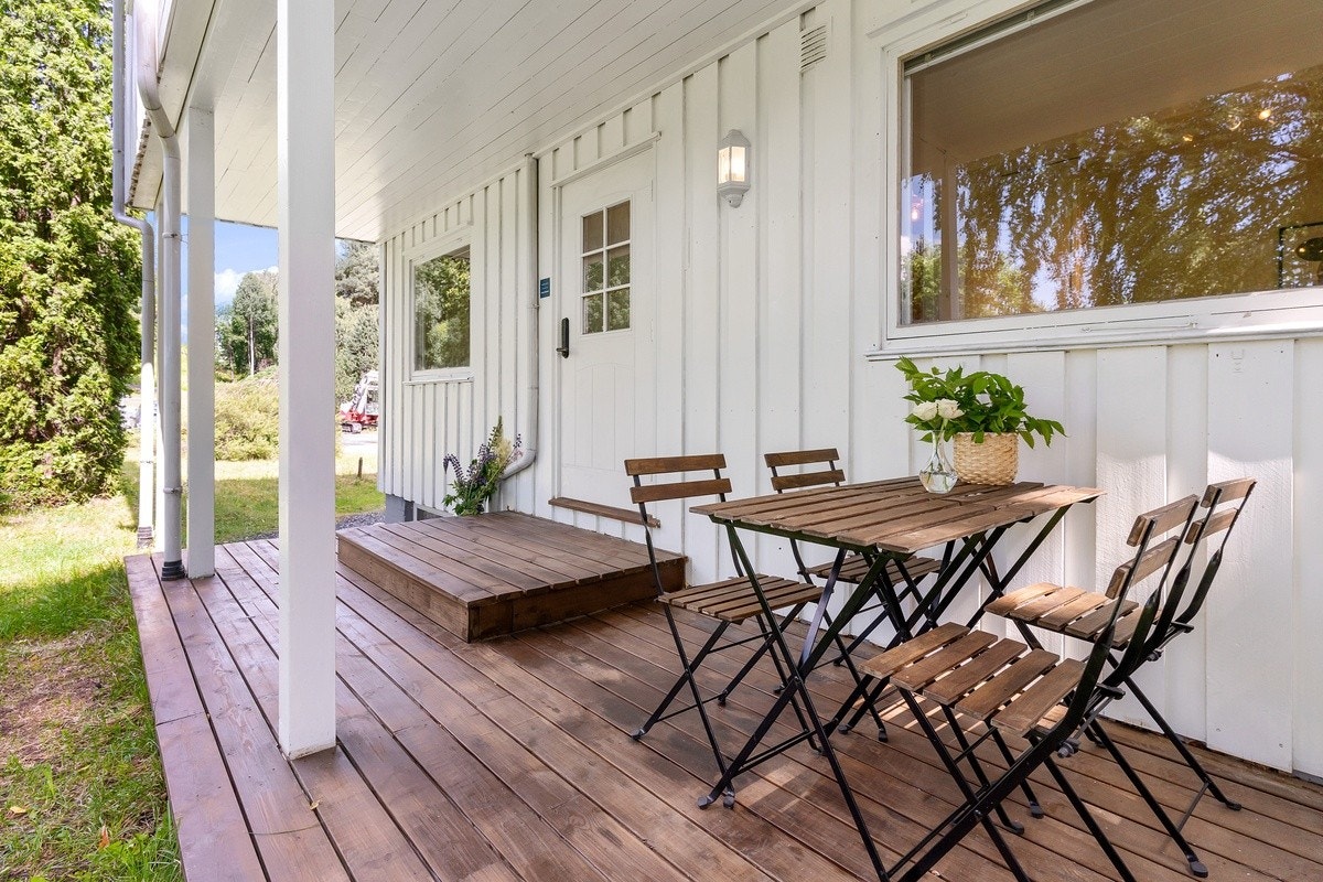 Boligen har flere sittegrupper utendørs til sosiale sammenkomster. Galleribilde