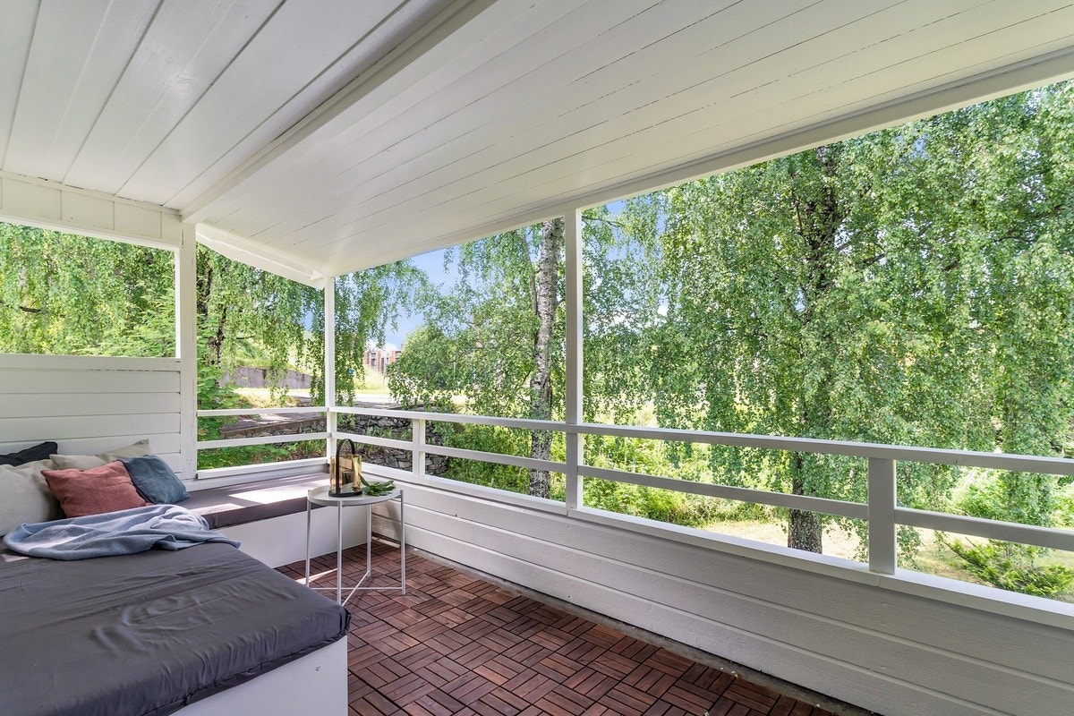 Solrik og hyggelig balkong med gode solforhold og plassbygd sofa. Galleribilde