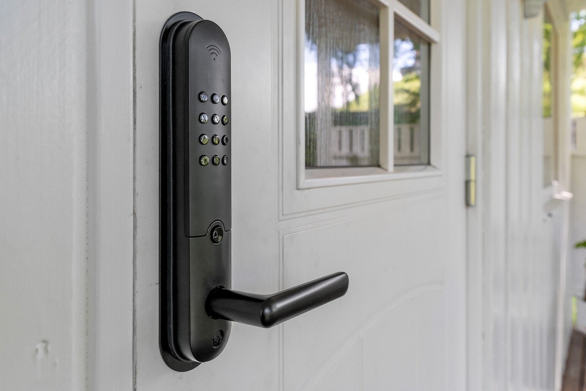 Begge inngangdører har automatisk kodelås fra Yale Doorman Galleribilde