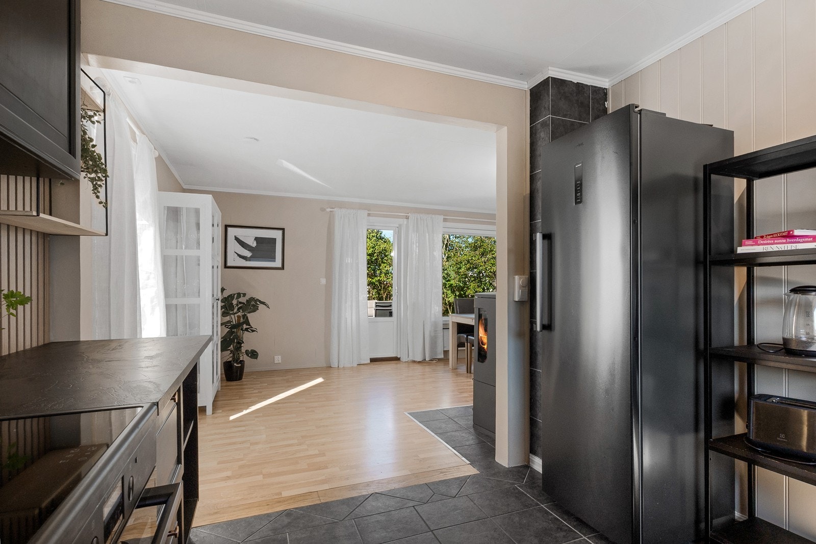 Kjøkkenet er i åpen løsning mot spisestuen - perfekt for å kombinere matlaging og hyggelig samvær med gjester. Galleribilde