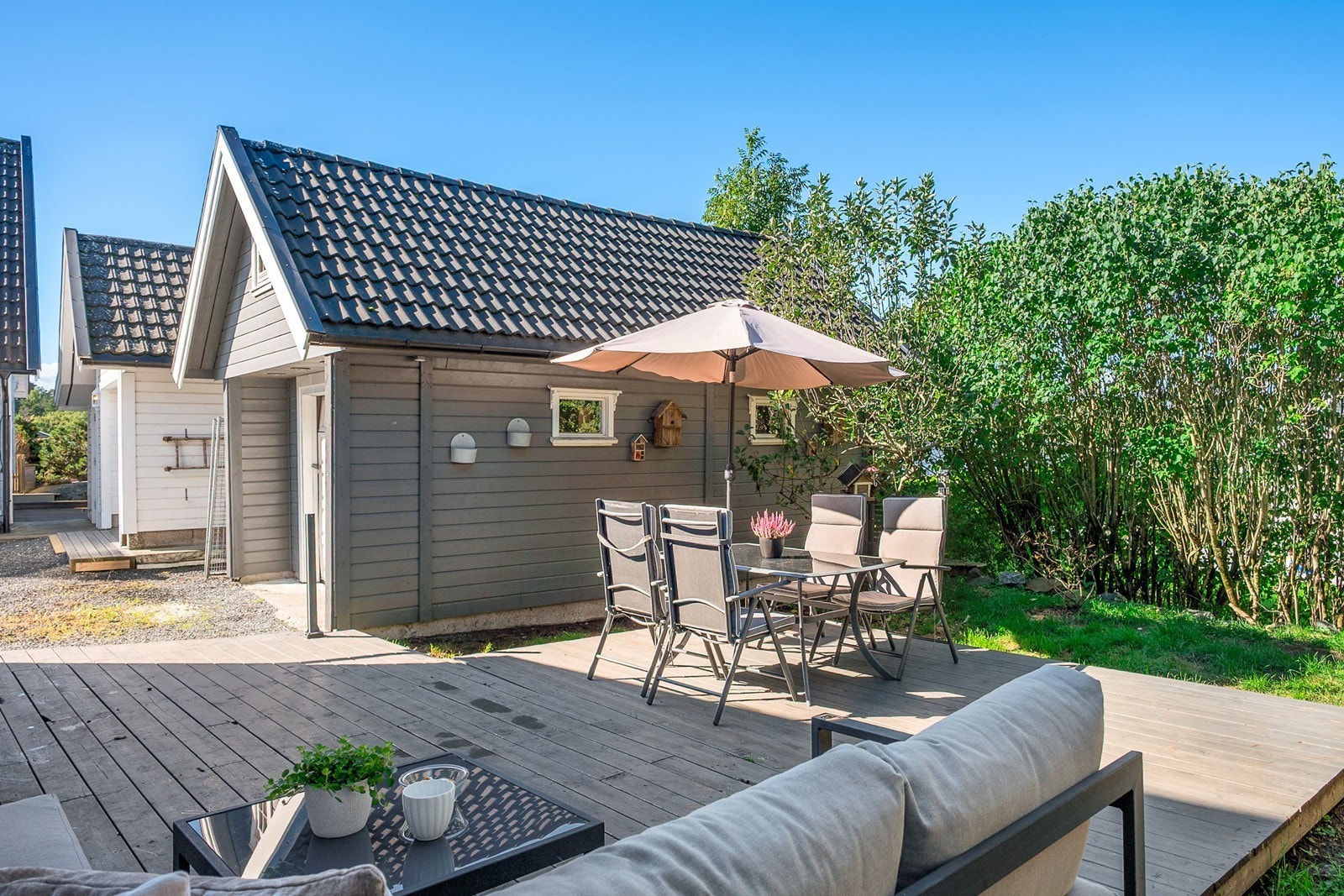 Terrassen på 22 kvm har plass til sittegruppe og ønsket beplantning. Galleribilde