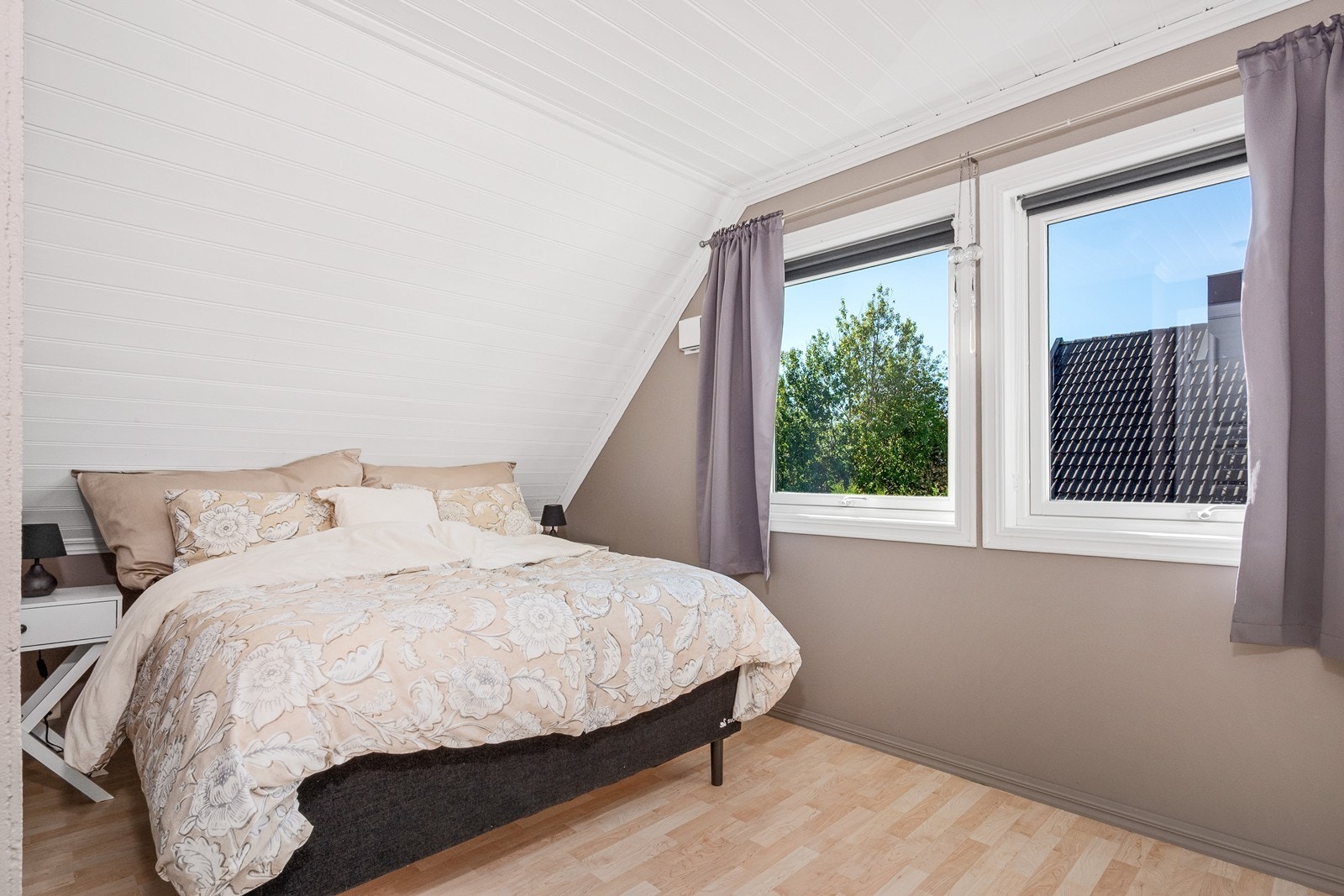 Det andre rommet er noe mindre, er malt i en lys fargetone og har plass til dobbeltseng. Galleribilde