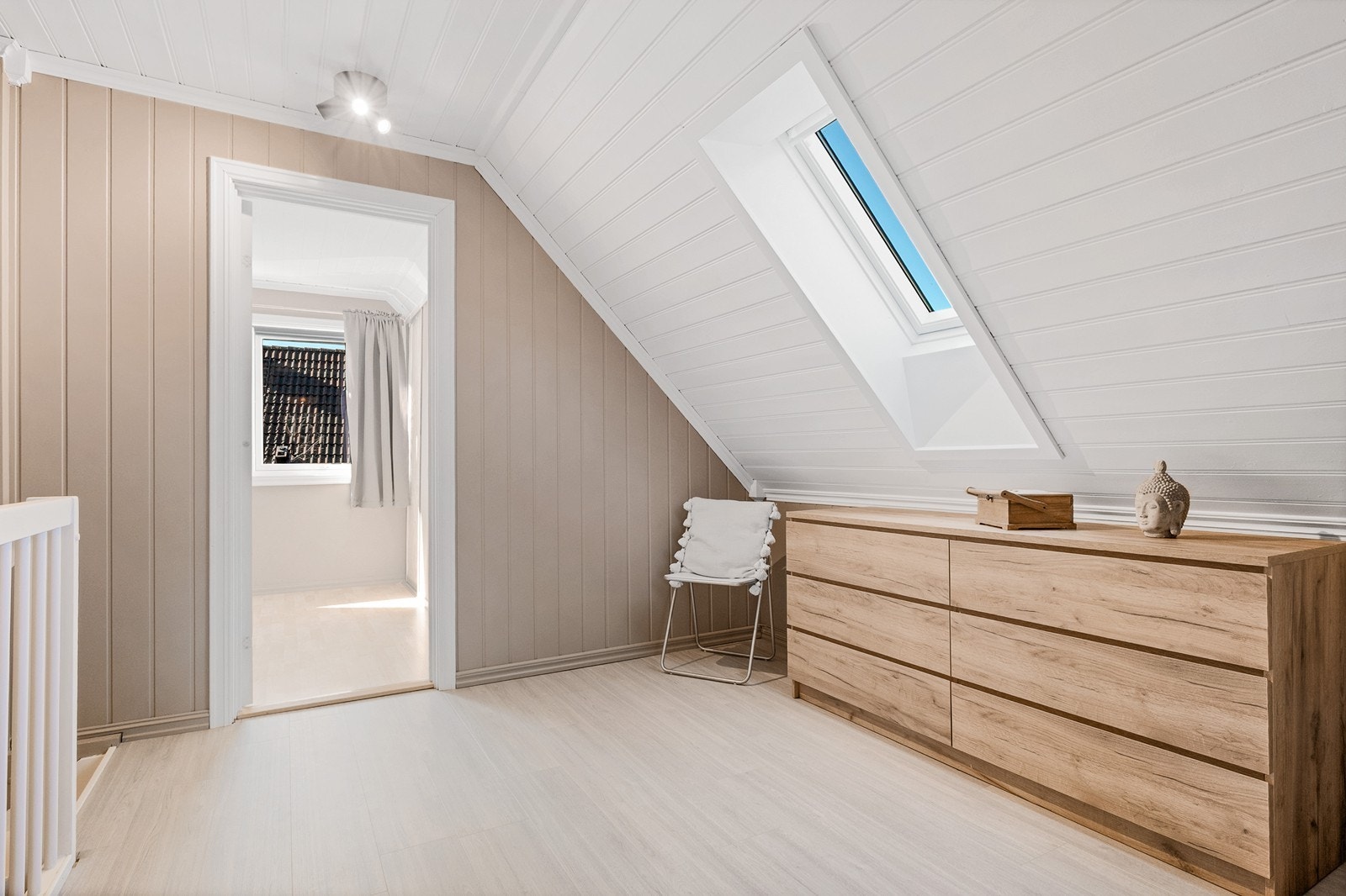 Fra gangen er det adkomst til boligens soverom, og et praktisk toalettrom. Galleribilde