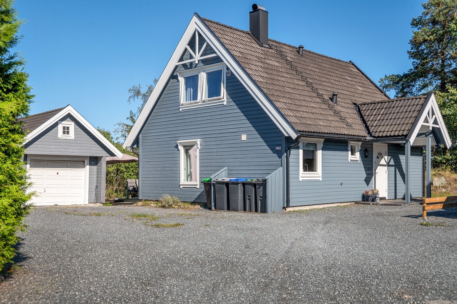 Boligen har enkel adkomst med parkering i frittstående garasje eller på gruset gårdsplass. Galleribilde