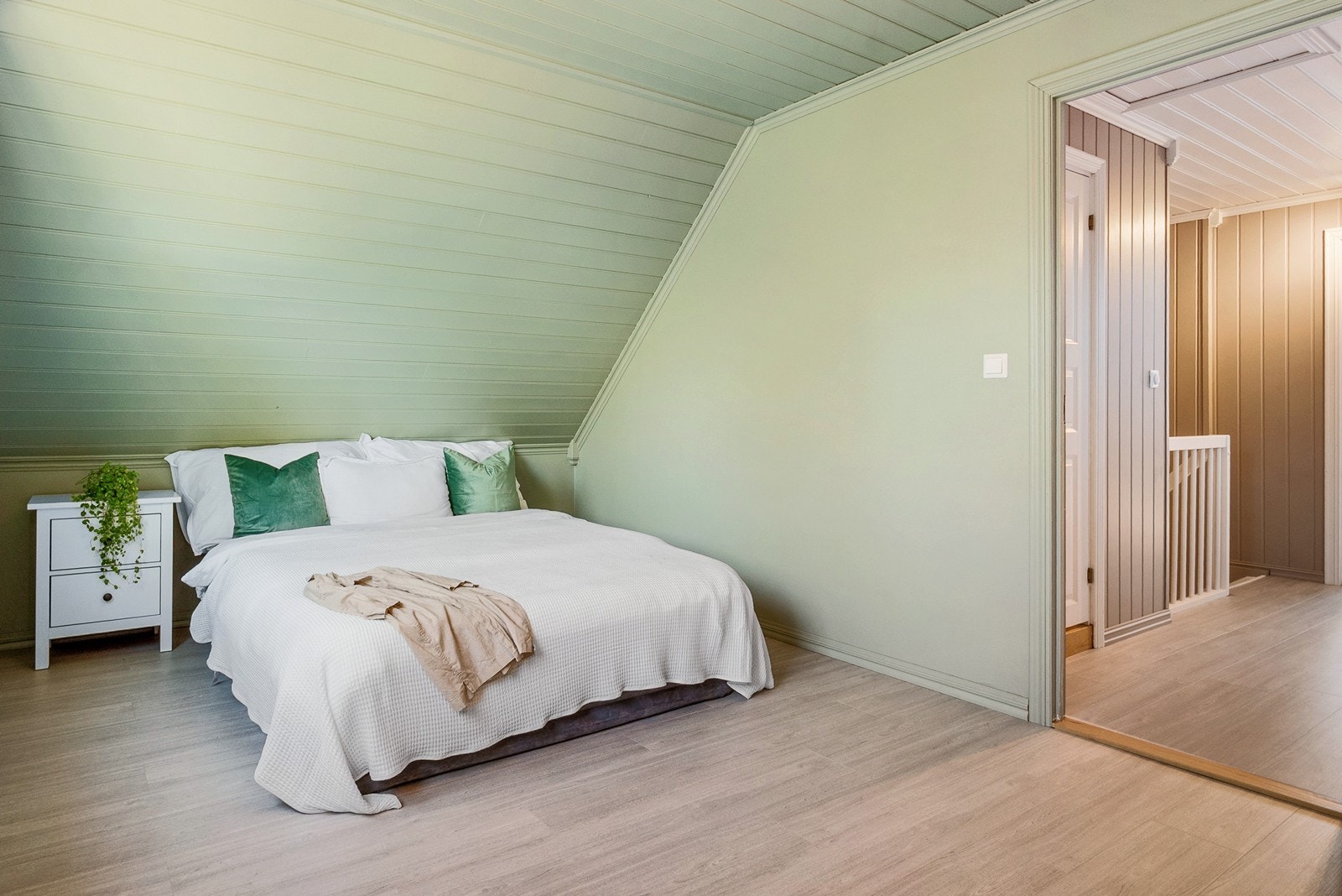 Hovedsoverommet er malt i en harmonisk grønntone, og har god plass til dobbeltseng og tilhørende nattbord. Galleribilde