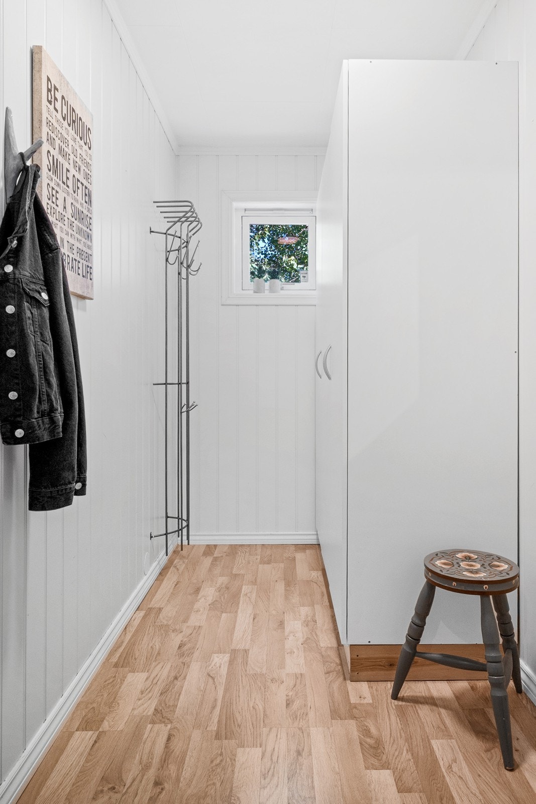 For ytterligere oppbevaring er det et garderoberom med adkomst fra entréen. Galleribilde