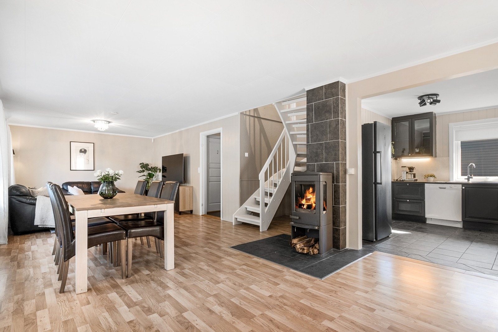 Boligen er fordelt på to etasjer med en og praktisk planløsning. Galleribilde