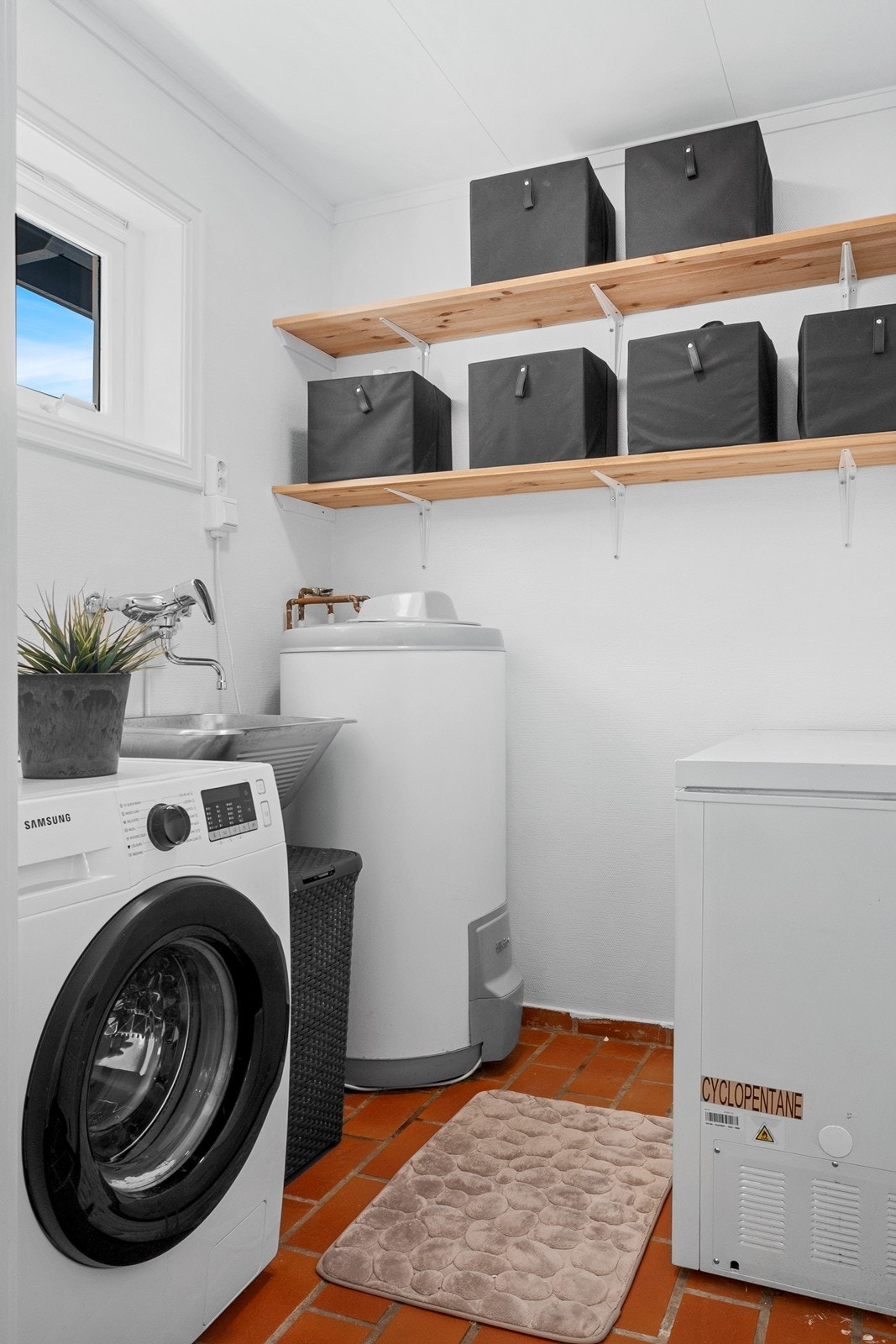 Vaskerommet har adkomst fra gangen. Rommet er innredet med veggmontert utslagskum, hyller og har røropplegg for vaskemaskin. Galleribilde