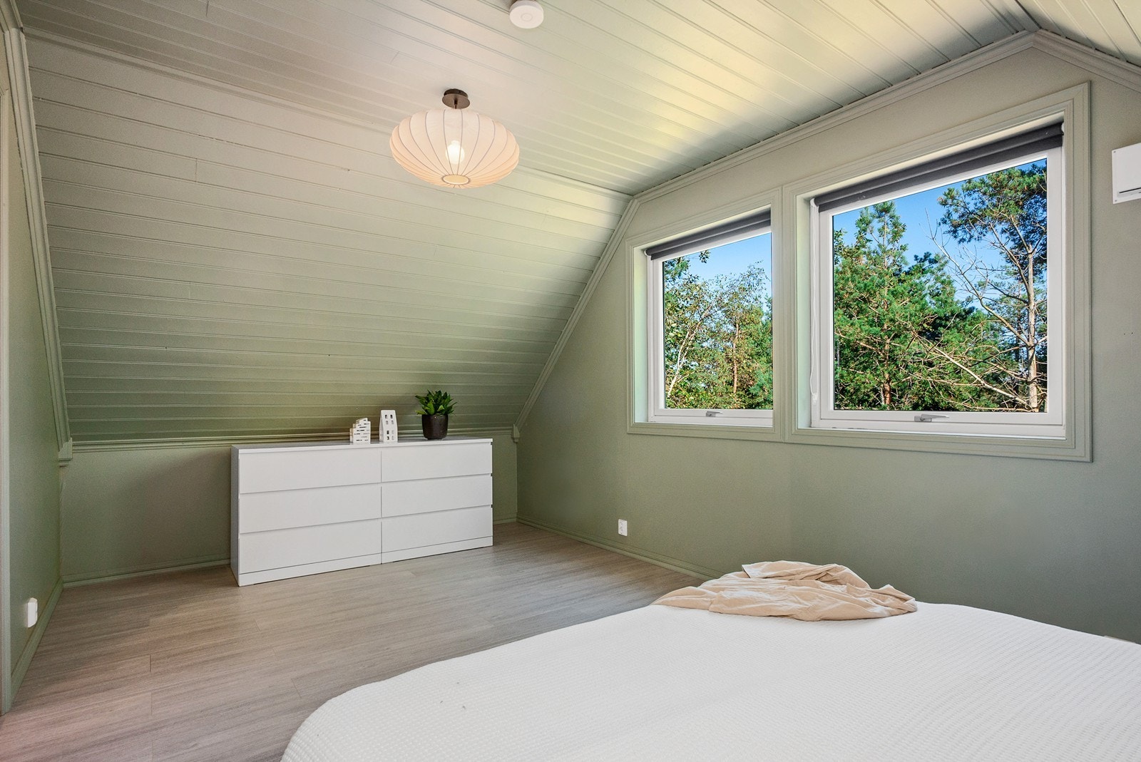 To store vinduer sørger for naturlig lys og luftemulighet. Galleribilde