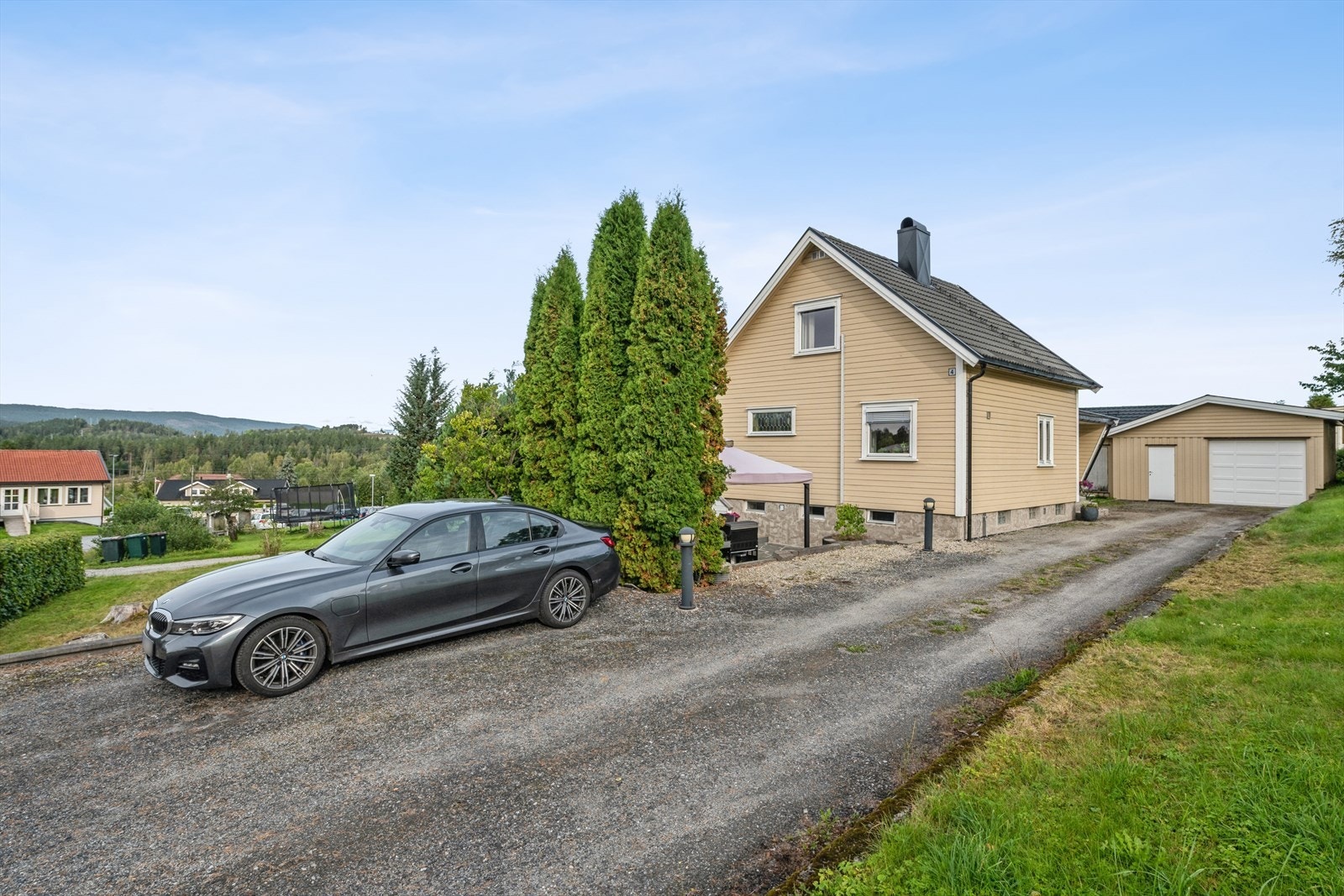 Uthus med garasje, lagringsrom og snekkerverksted. Galleribilde