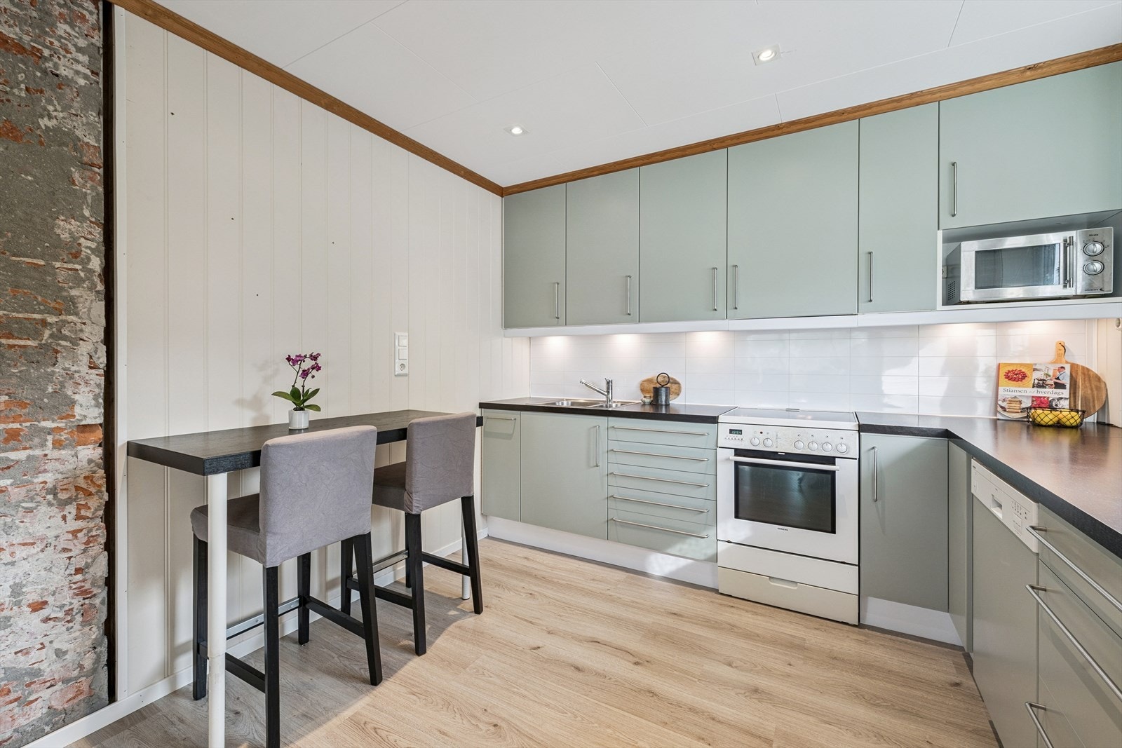 Ikea kjøkkeninnredning som er foliert i en dus grønn farge. Komfyr og oppvaskmaskin medfølger. Galleribilde