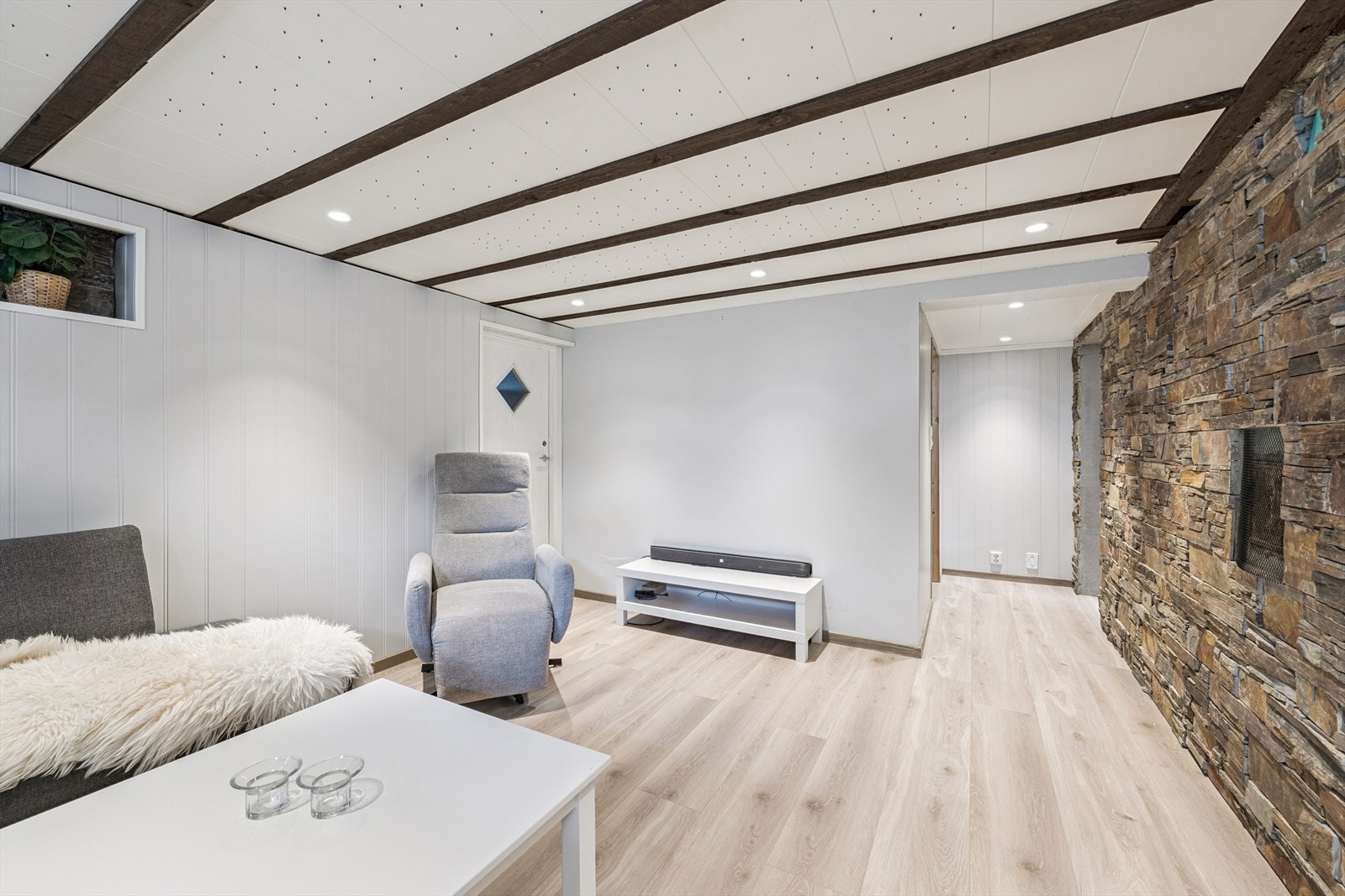 Dør ut til grovkjeller som ikke er innredet Galleribilde