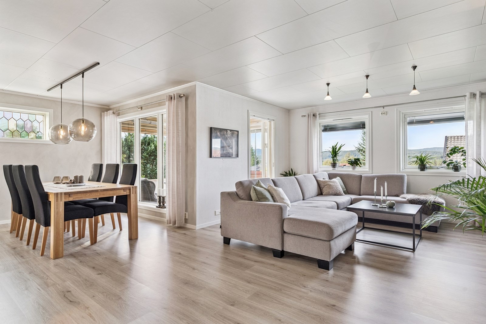 Stue/spisestue med utgang til overbygget veranda Galleribilde