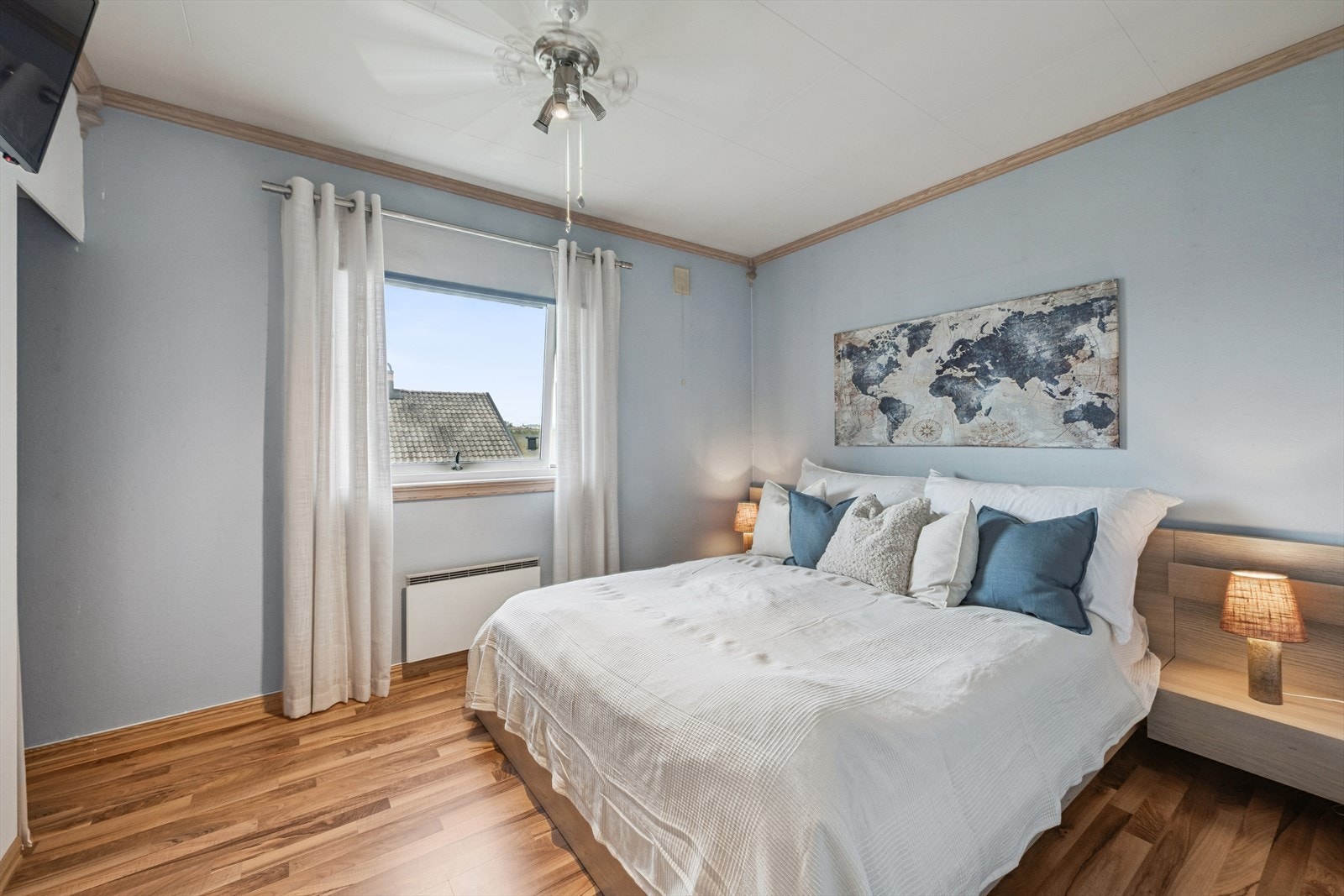 Hovedsoverom med garderobe i 1. etasje Galleribilde