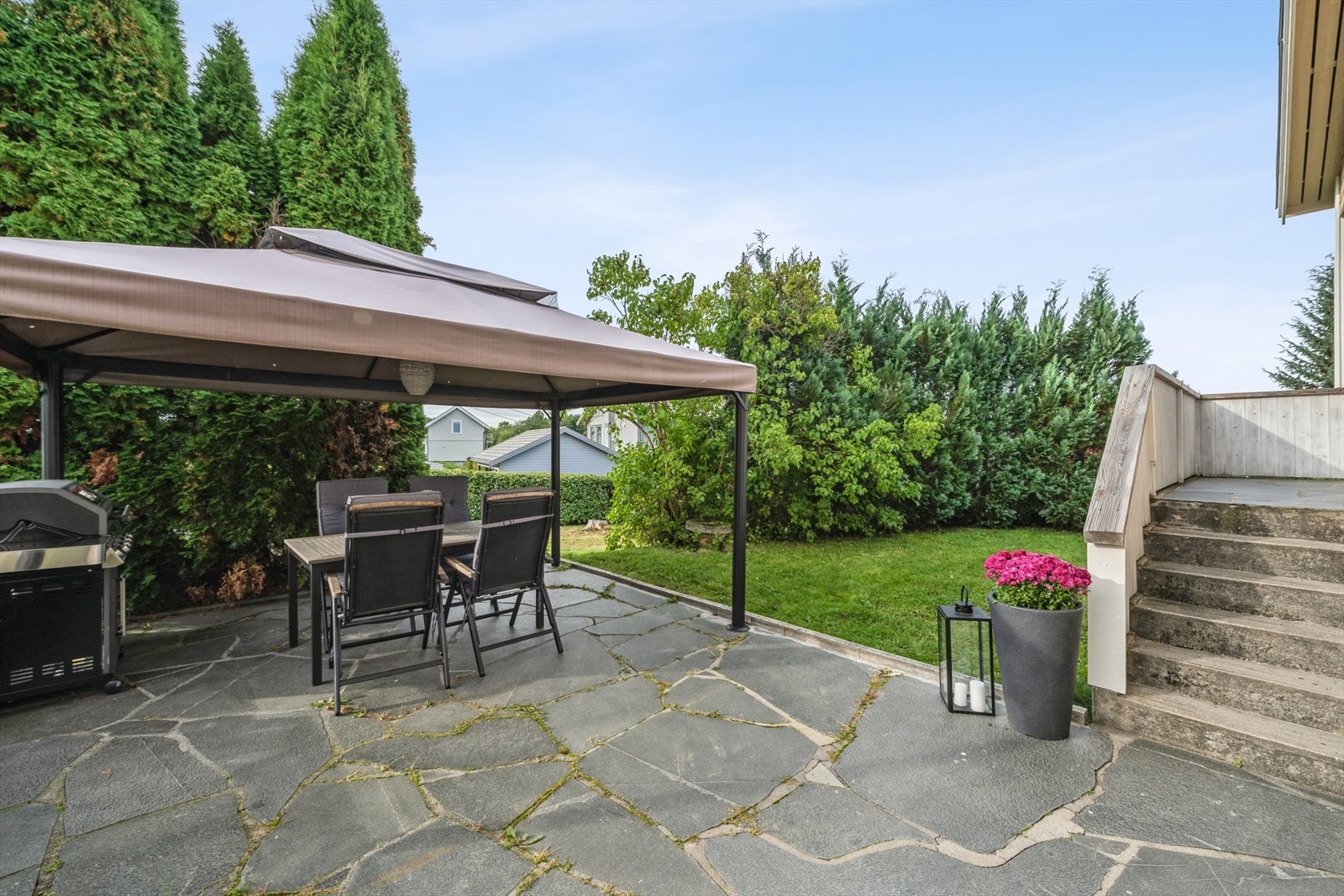 Paviljong medfølger ikke. Galleribilde