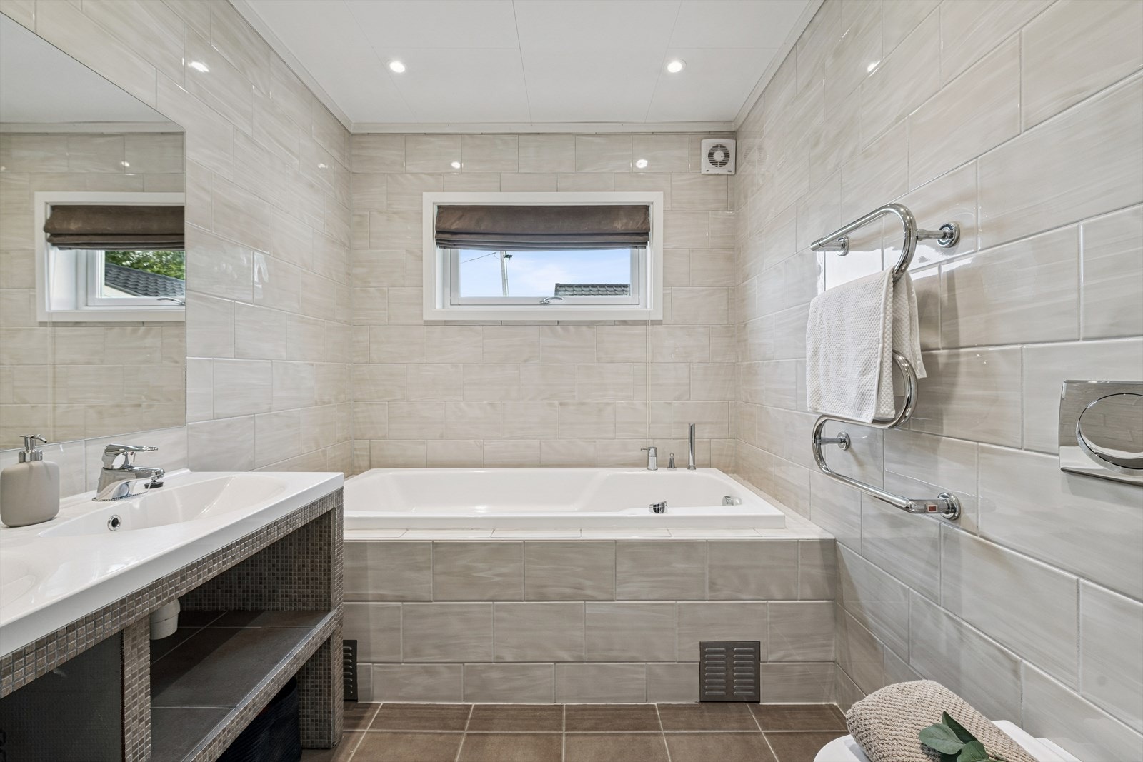 Flislagt bad/wc fra 2007 med innmurt badekar og flislagt innredning. Galleribilde