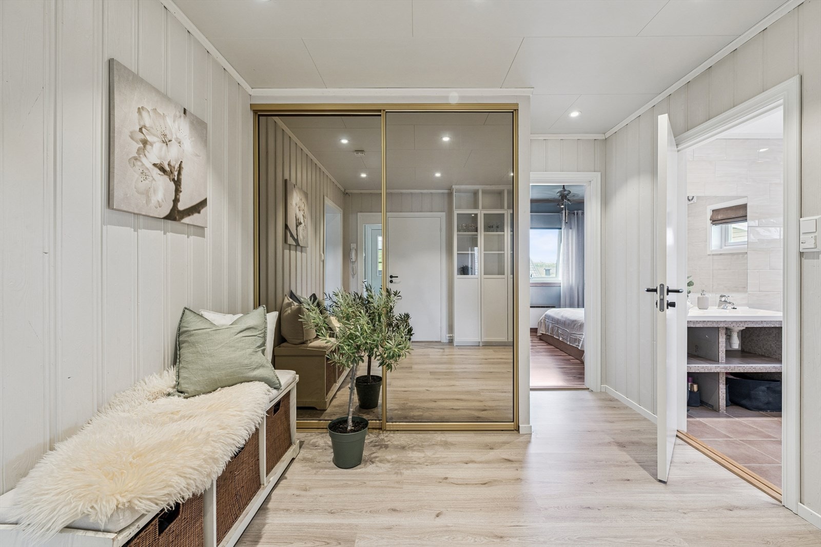 Romslig hall med garderobe Galleribilde