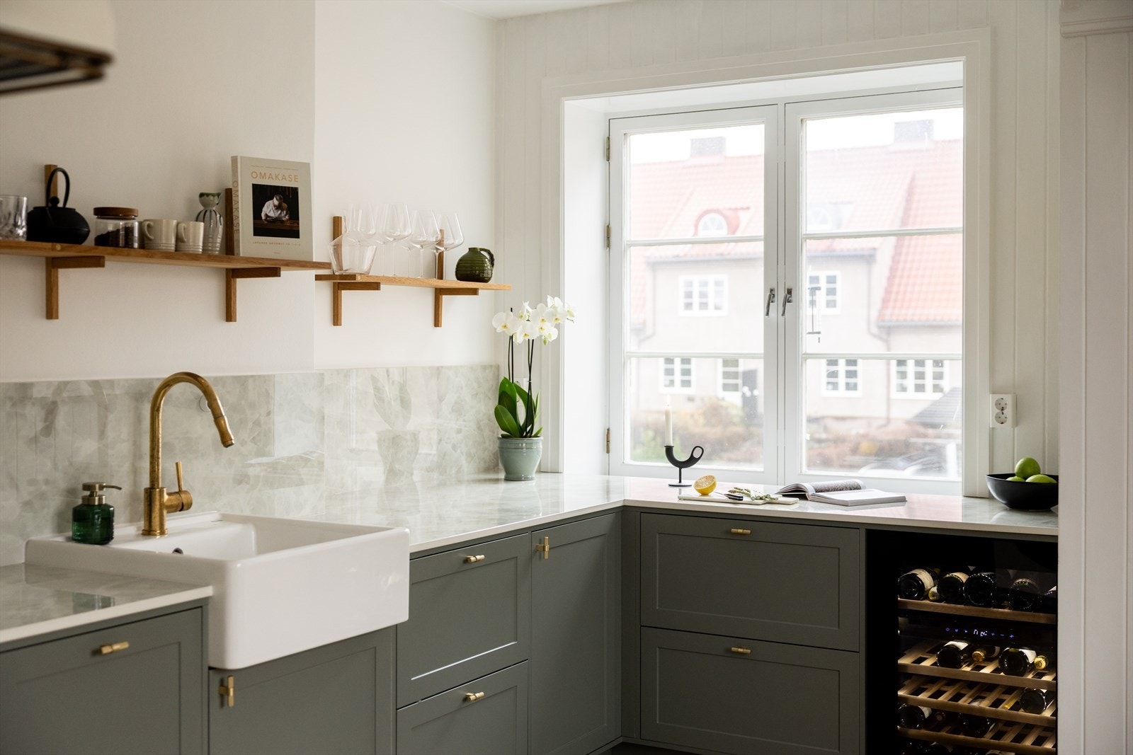 Rikelig med naturlig lys fra to vinduer. Galleribilde