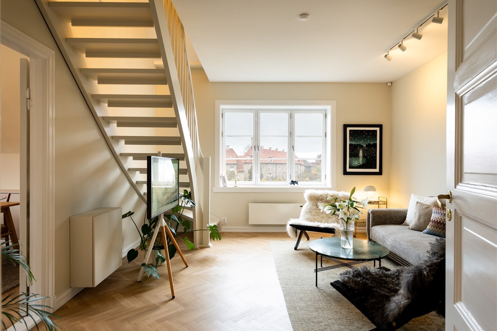 Boligen er oppgradert til smarthjemstandard med Philips Hue i samtlige spotter. Stikkontakter og brytere er skiftet ut i hele 1. etasje og delvis i 2. etasje. Galleribilde