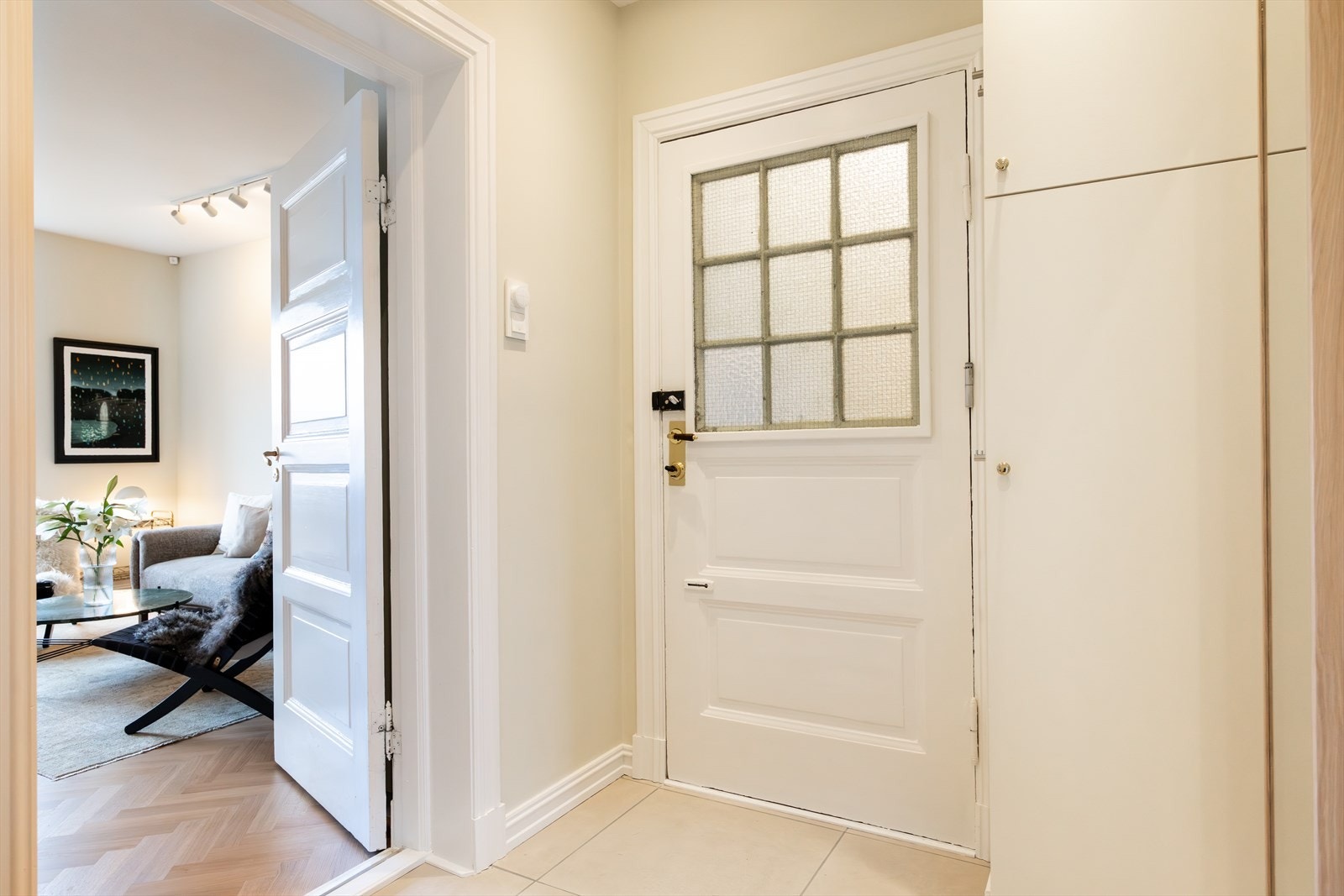 Her er det god plass til yttertøy og sko. Galleribilde