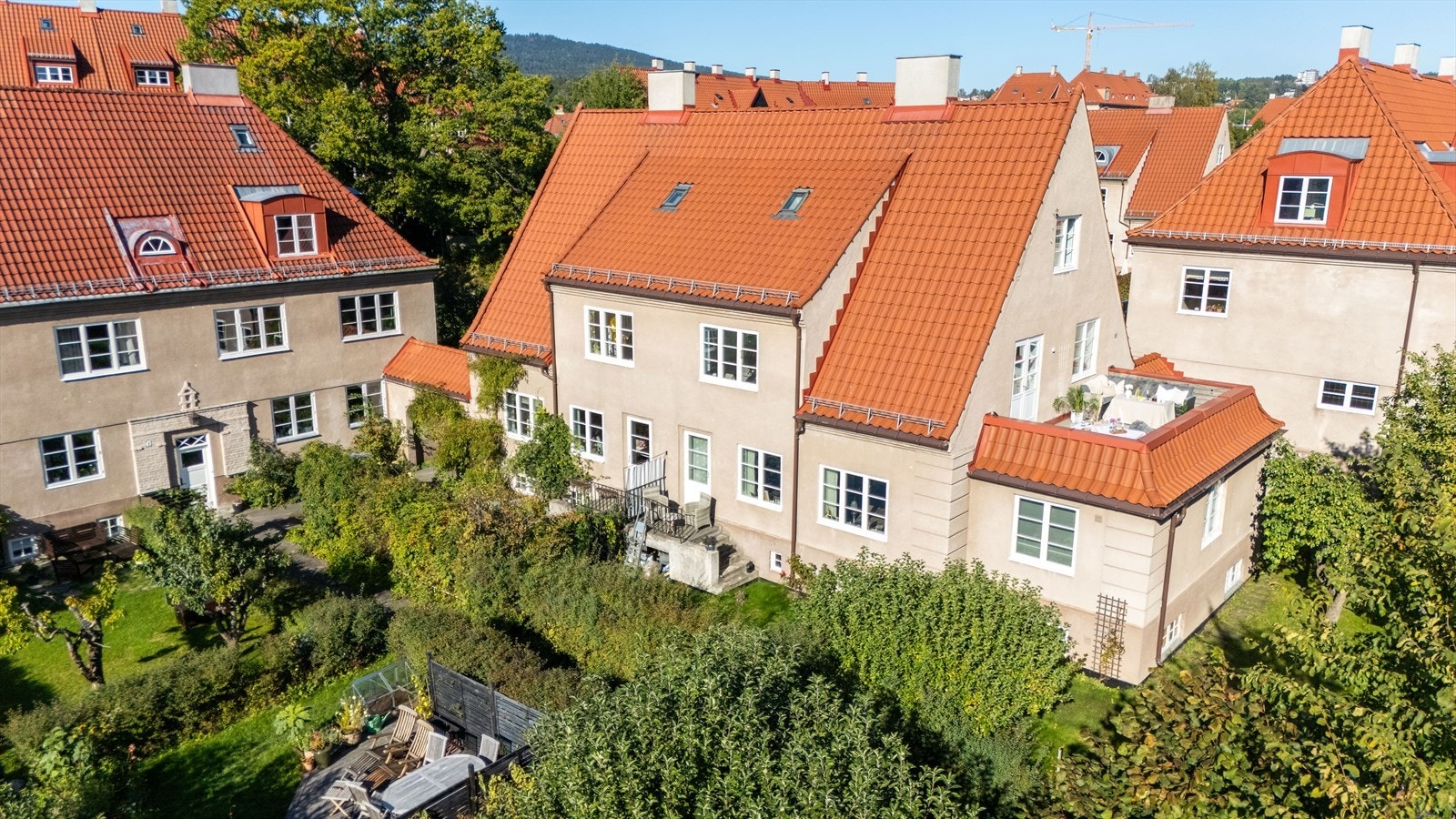 Leiligheten går over to plan og byr på svært gode fasiliteter, blant annet privat og solrik takterrasse på 22 kvm, lekkert HTH-kjøkken fra 2025 og flott fiskebensparkett. Galleribilde