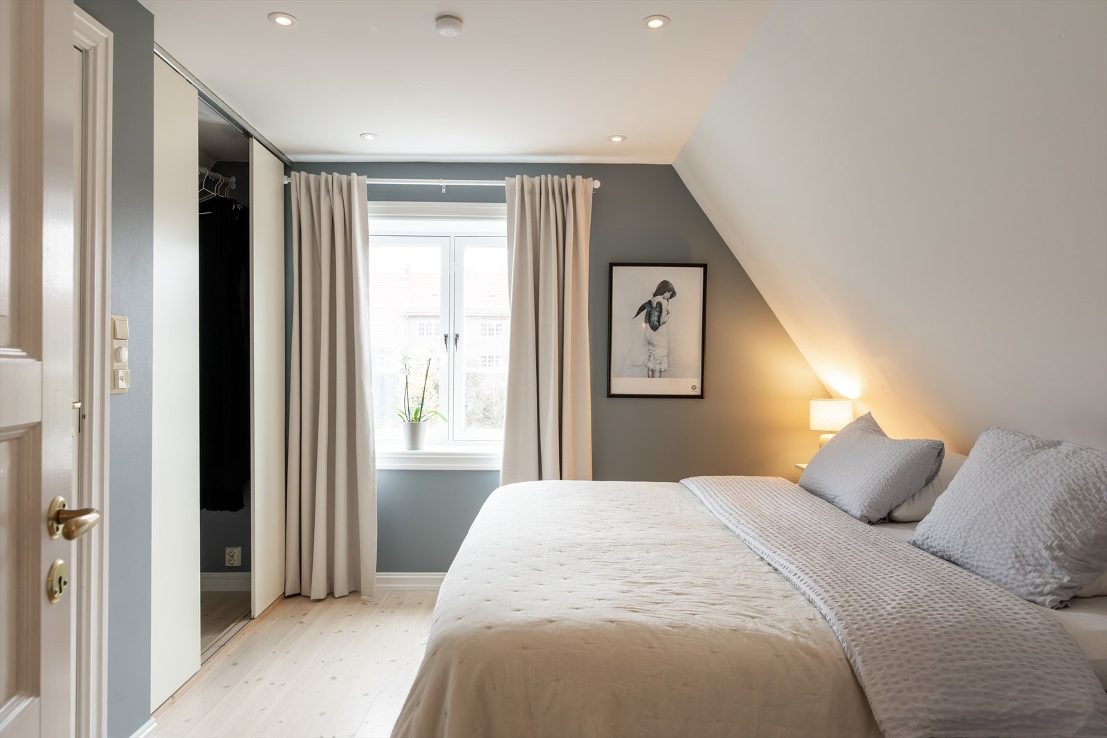 Hovedsoverommet er svært romslig med god plass til dobbeltseng med nattbord. Galleribilde