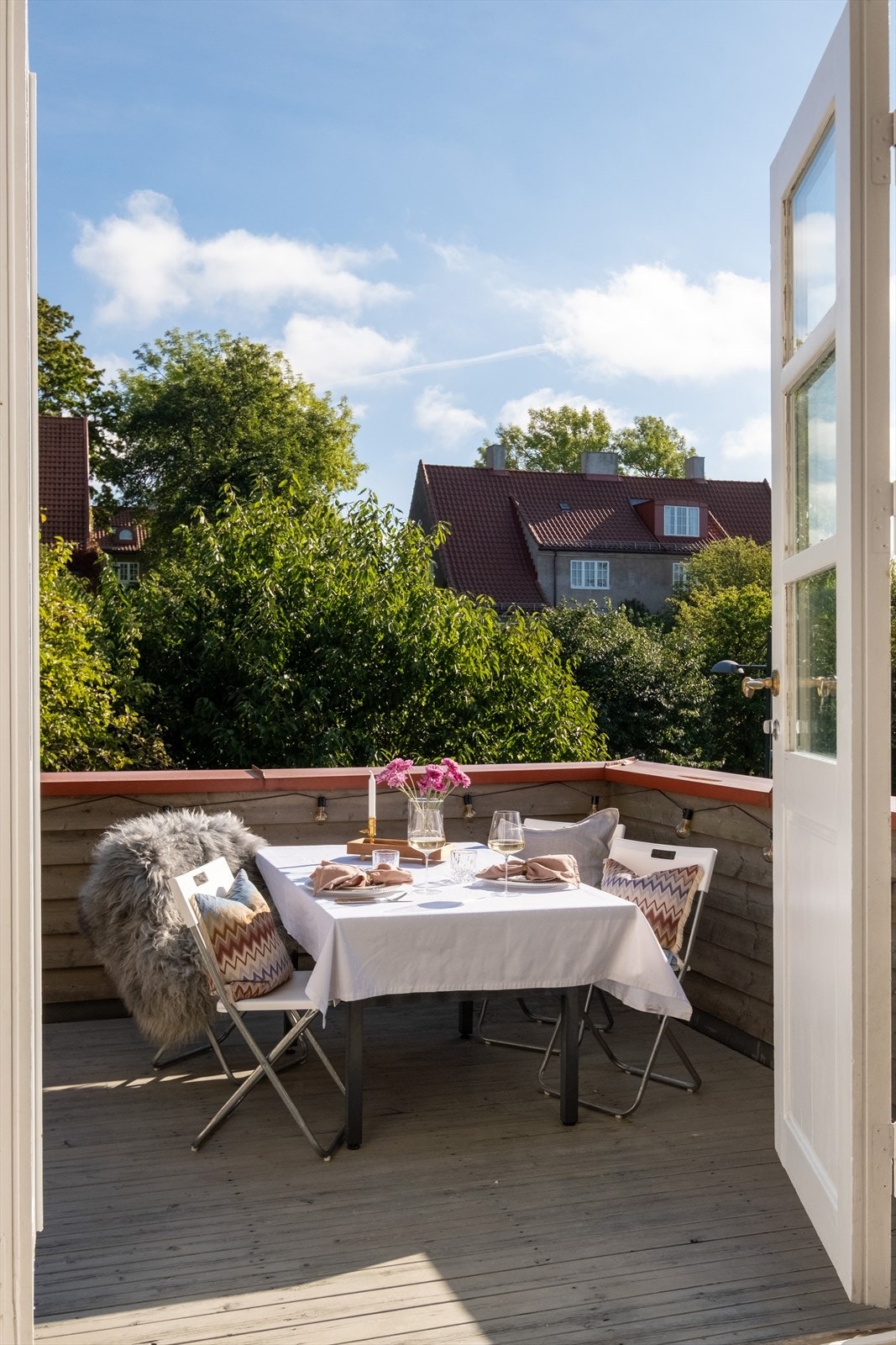 Stor og sørøstvendt takterrasse med utgang fra spisestuen. Galleribilde