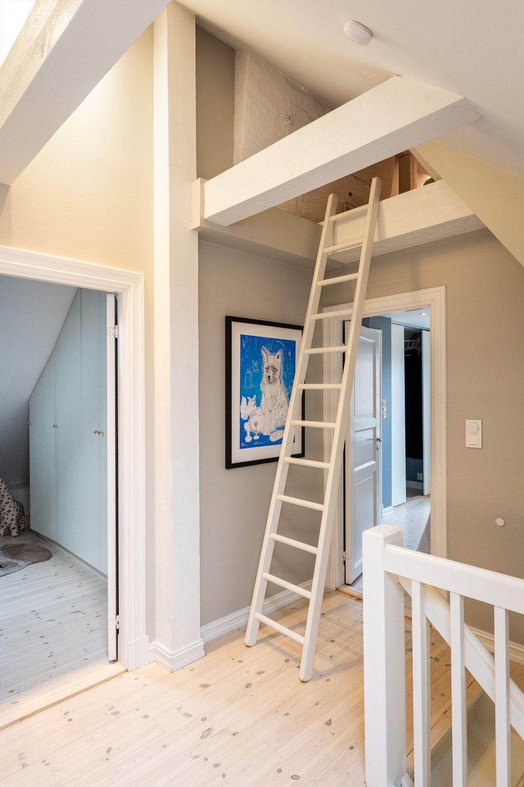 Loftsetasjen har sjarmerende og originalt tregulv, i tillegg til en praktisk hems. Galleribilde