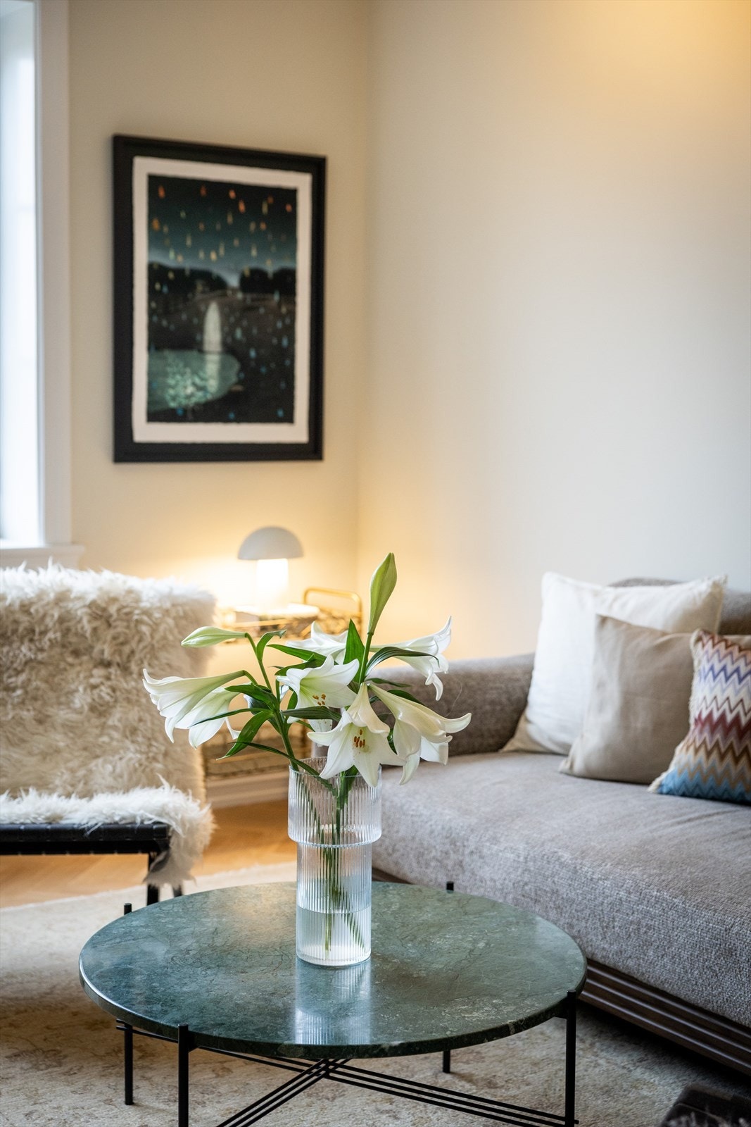 Den gjennomgående planløsningen over halve etasjer sørger for gode lysforhold fra flere kanter. Galleribilde