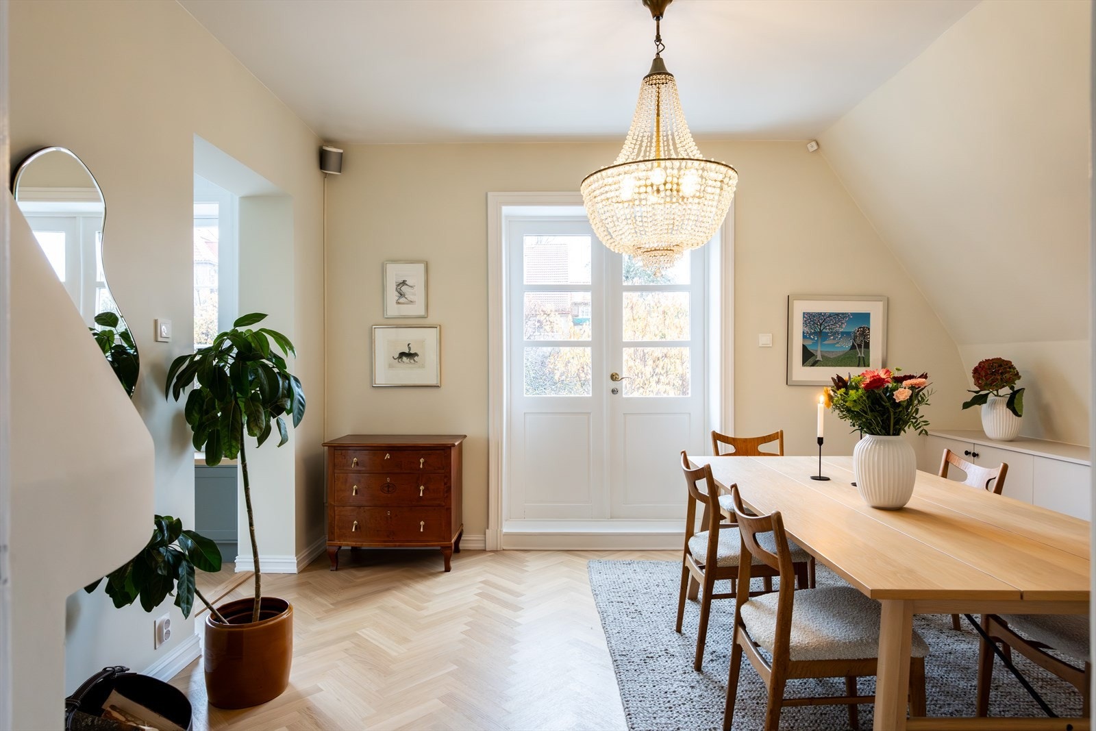 Spisestuen ligger ved siden av hovedstuen og gir adkomst til takterrassen og kjøkkenet. Galleribilde