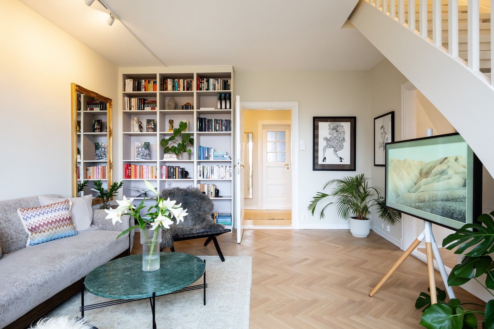 Stuen har en flott og plassbygd bokhylle, samtidig som det er god plass til sofaseksjon med salongbord. Galleribilde