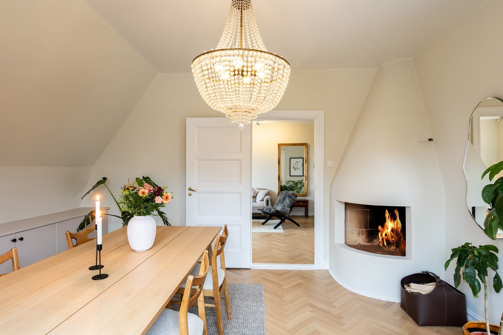 I spisestuen får du generøs takhøyde på ca. 2,71 meter, plassbygde kommoder langs veggen og god plass til stort spisebord med stoler. Galleribilde