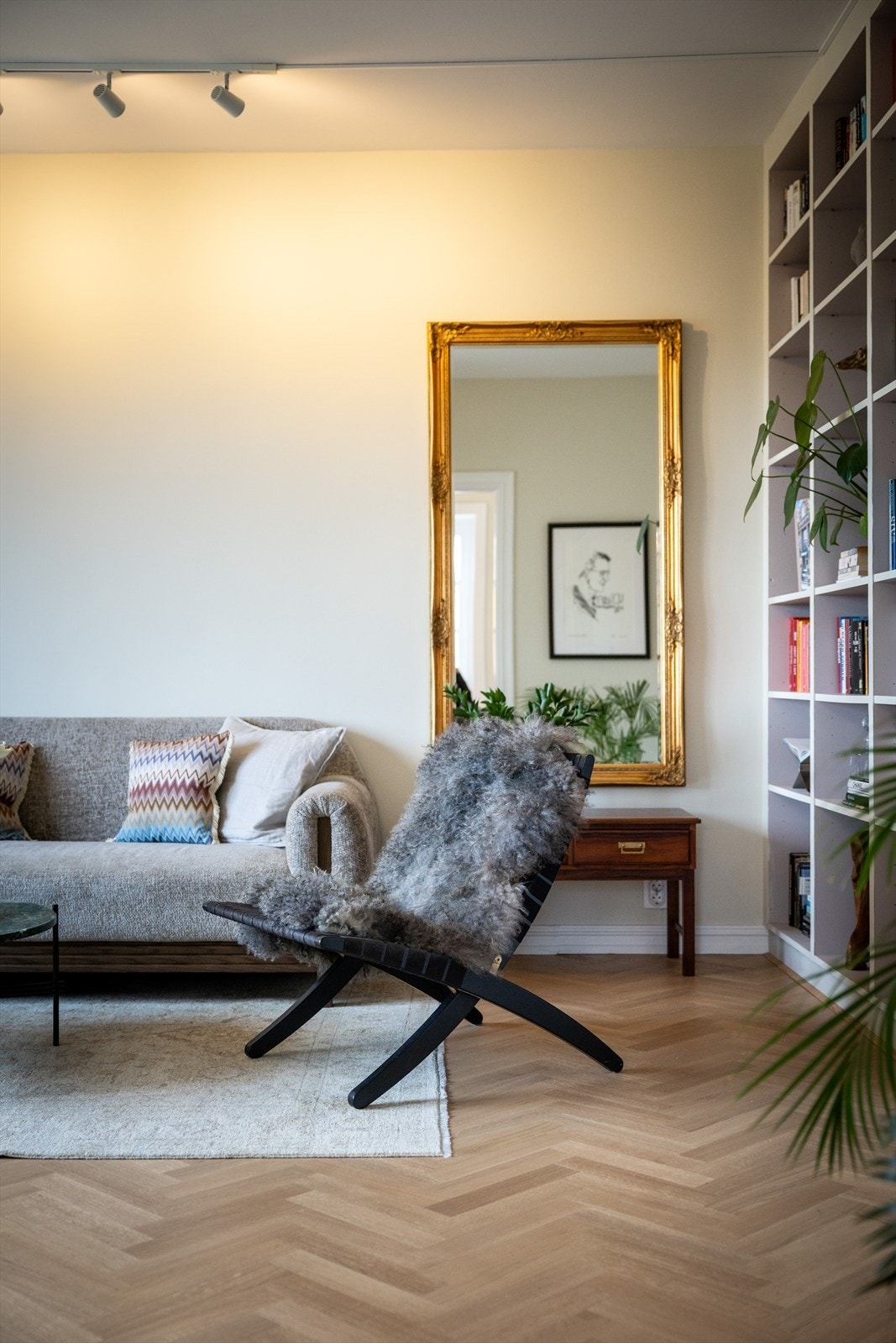 Alle overflater i denne etasjen ble malt i 2025, samtidig som det ble lagt eksklusiv fiskebensparkett fra Bjelin Sigtuna. Galleribilde