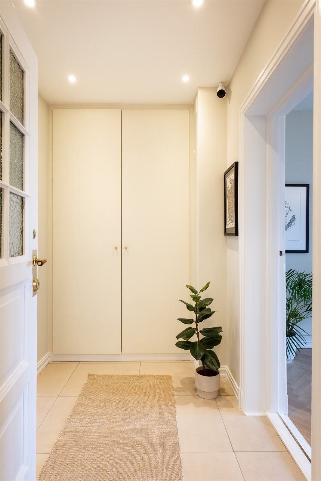 Lys og innbydende entré med flotte porcellanato-fliser fra Cifre på gulvet. Galleribilde