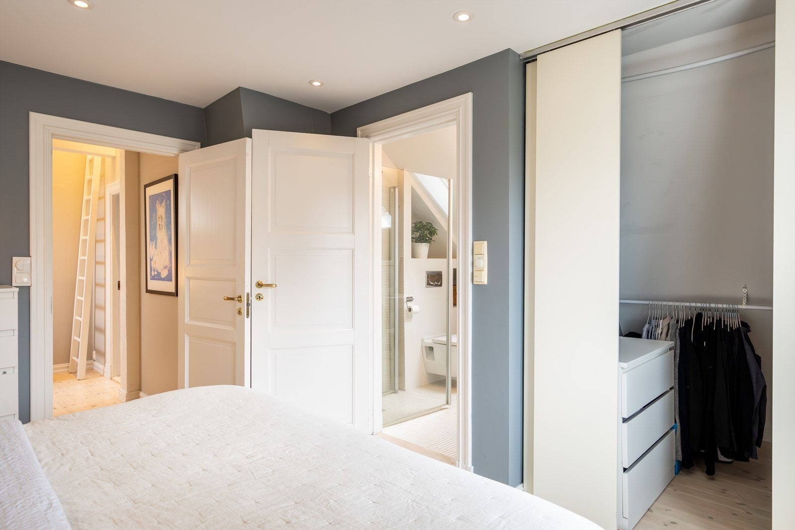 Herfra er det adkomst til praktisk bod/garderobe og leilighetens andre bad. Galleribilde