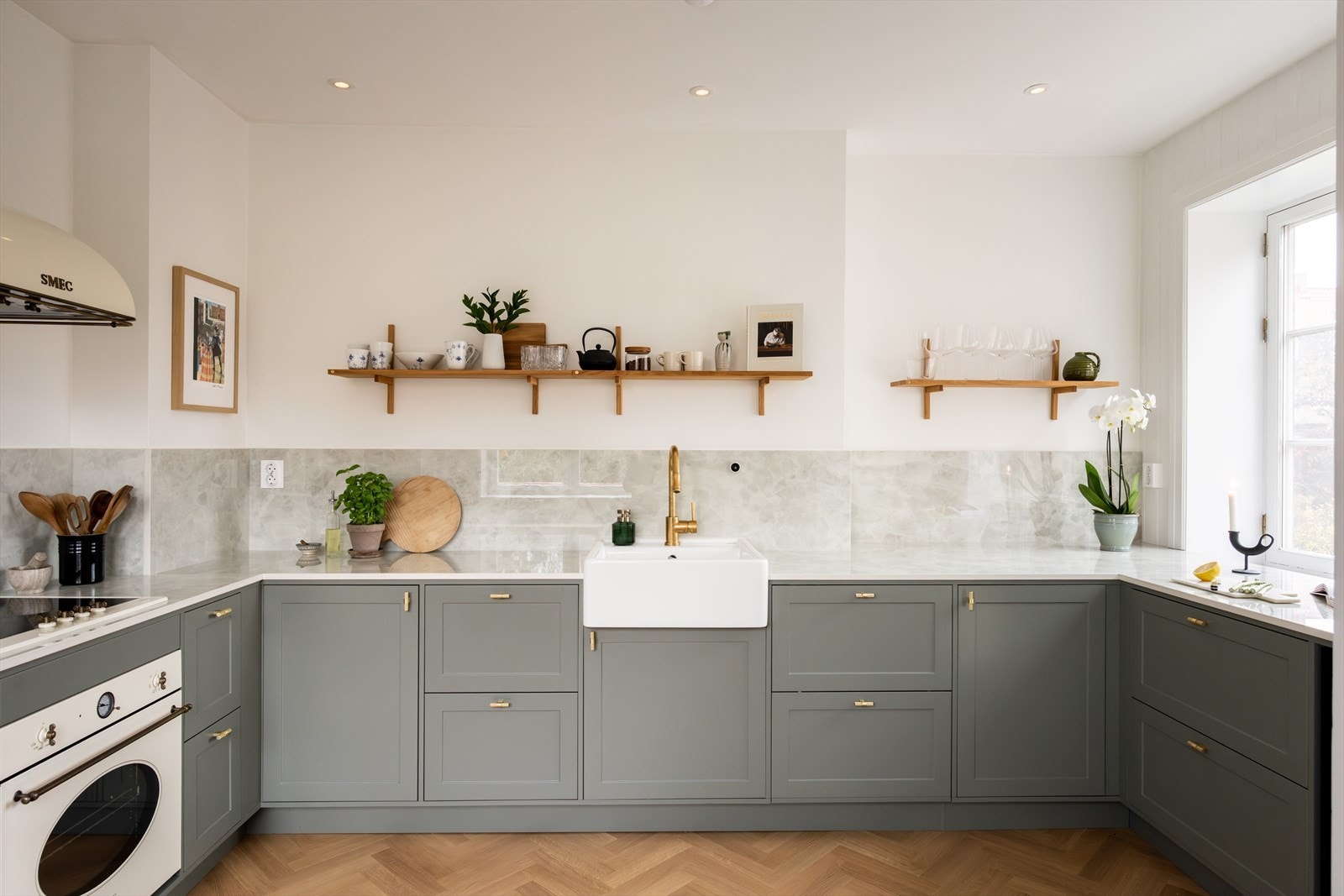 Det er også integrert oppvaskmaskin, kjøl-/fryseskap og vinskap på kjøkkenet. Galleribilde