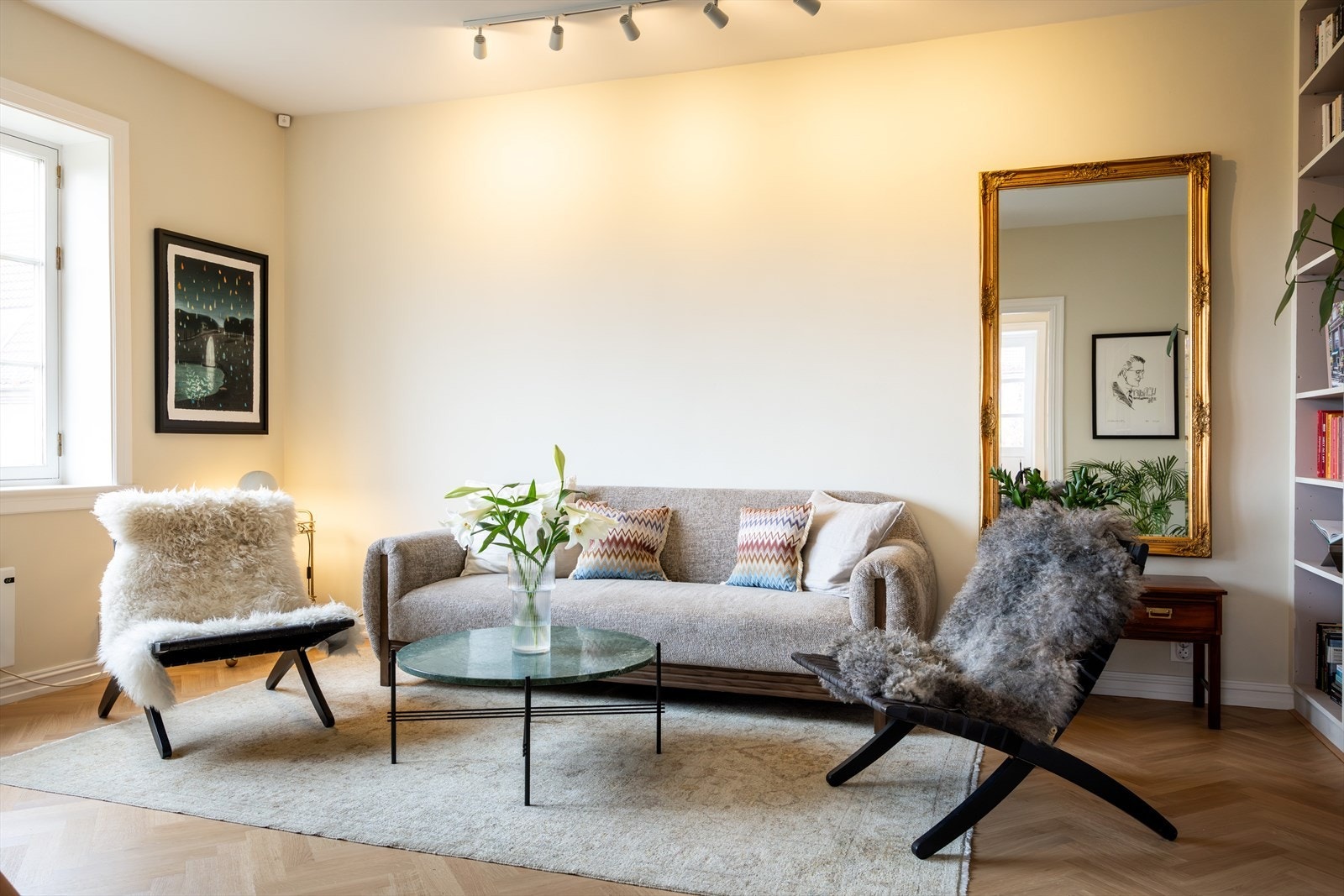 Hovedstuen oppleves som lys og luftig med stort vindu mot frodig bakgård og generøs takhøyde på ca. 2,65 meter. Galleribilde