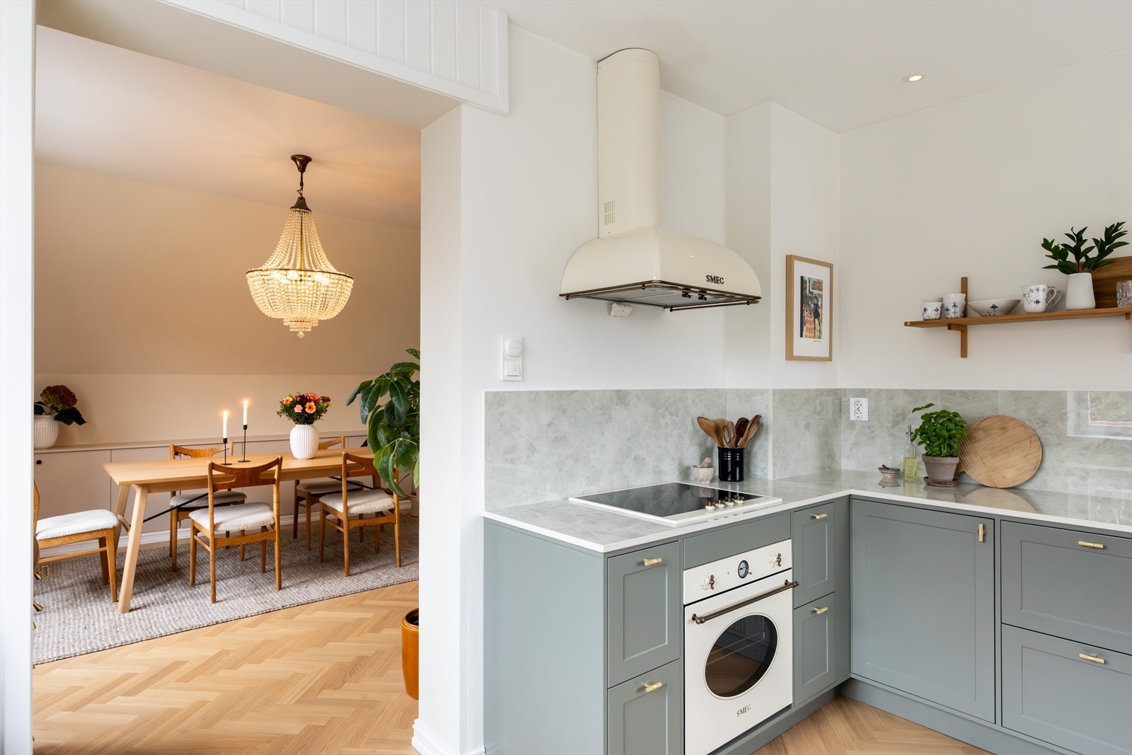 Kjøkkenet er innredet med profilerte fronter og flott benkeplate med backsplash i keramisk stein fra Easystone Galleribilde