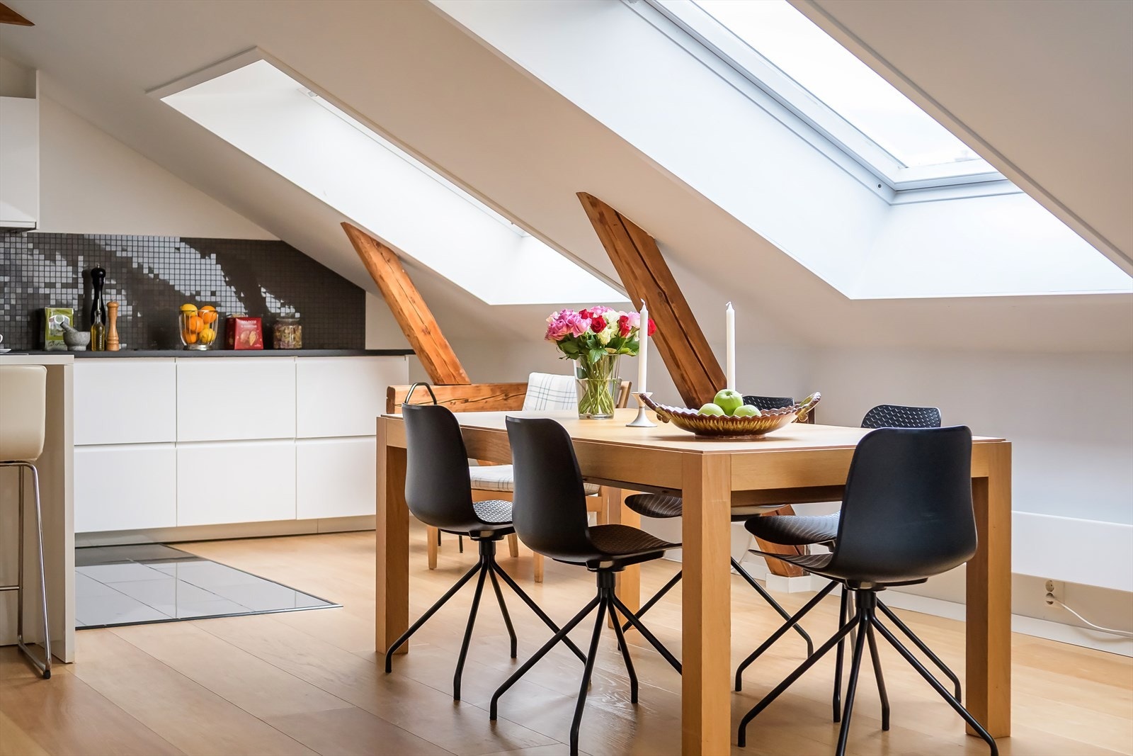 Planløsningen gir en åpen og sosial sone, med god plass til å invitere gjester. Galleribilde