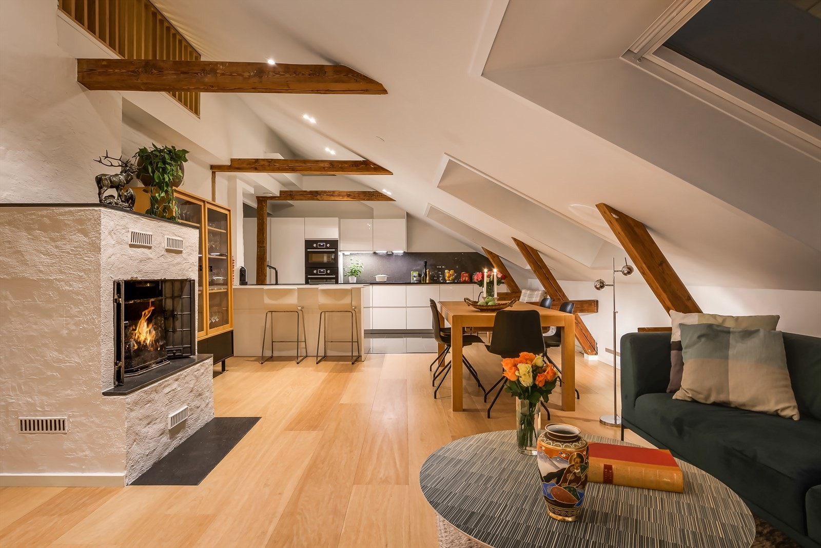 Romhøyden i stue/kjøkken i loftsetasjen går fra ca. 0,96 meter til 3,46 meter. Galleribilde