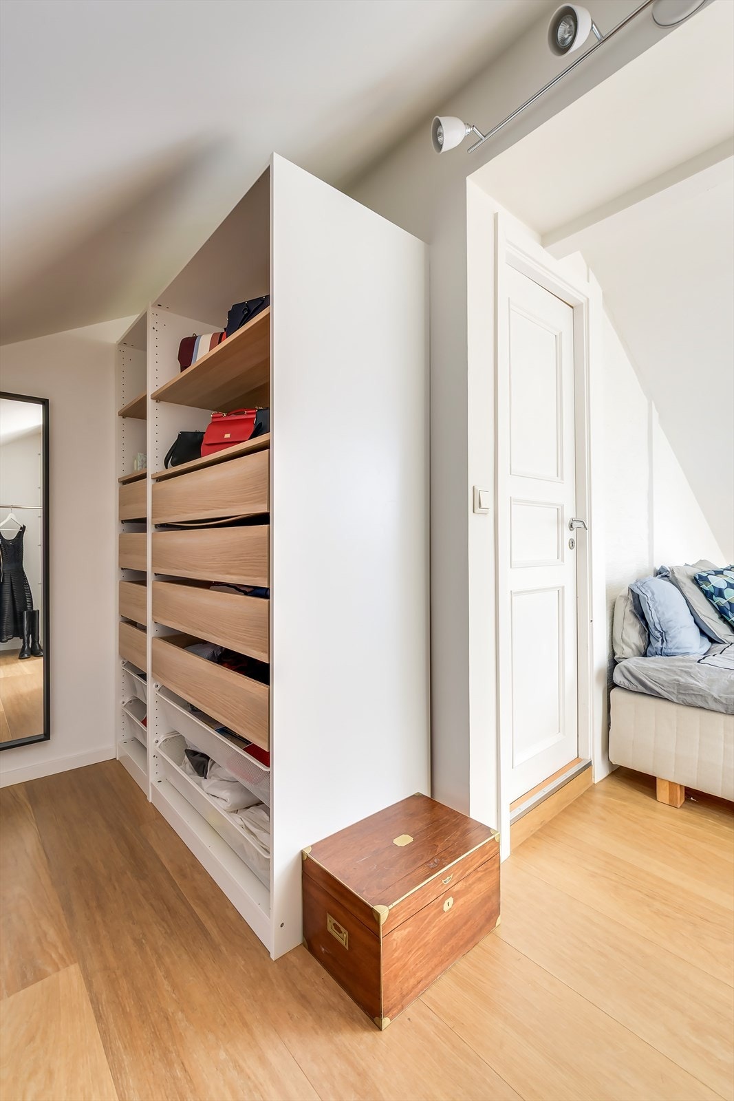 Rommet er delvis adskilt fra resten av soverommet. Galleribilde