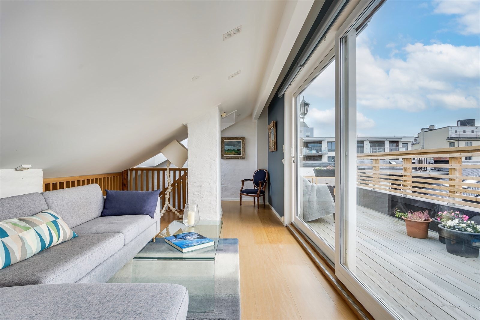 Loftstuen er enkel å innrede etter eget ønske og behov. Her har du utgang til den fantastiske takterrassen. Galleribilde