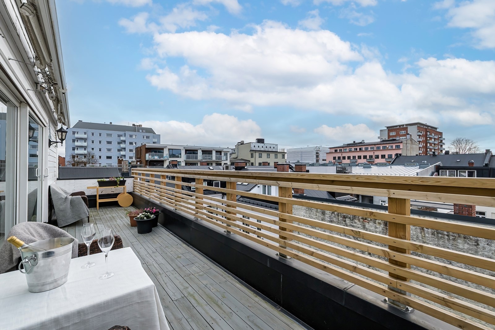 Her har du god plass til å innrede med både spisegruppe og lounge. Galleribilde