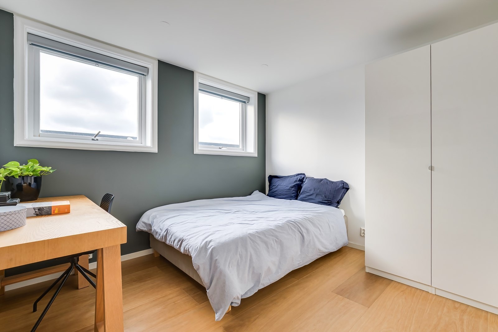 I hovedetasjen finner du et av leilighetens soverom. Rommet gir god plass til dobbeltseng, pult og nattbord. Store vindusflater gir godt med naturlig lys. Galleribilde