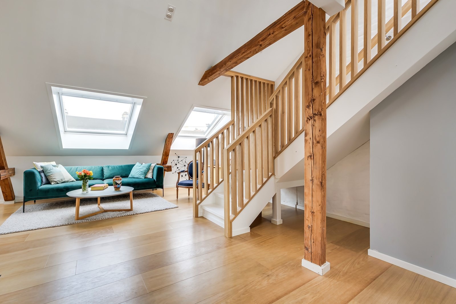 Den vakre trappen fører deg opp til hems med loftstue. Galleribilde