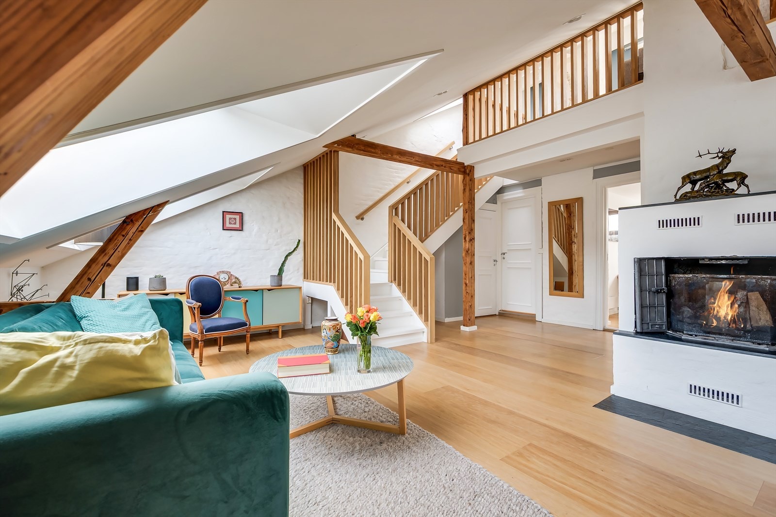 Den vakre trappen er som et smykke i stuen. Her finner du også en vakker peisovn som holder deg varm på kalde vinterdager. Galleribilde